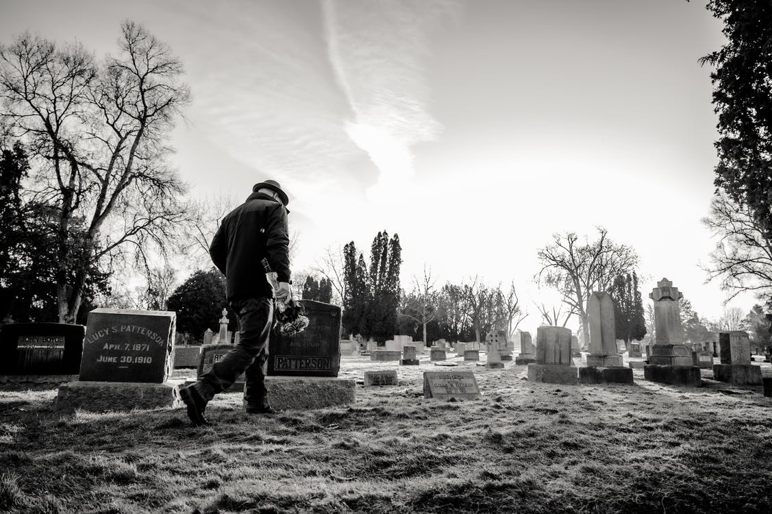 Hombre caminando en un cementerio. | Foto: Pexels