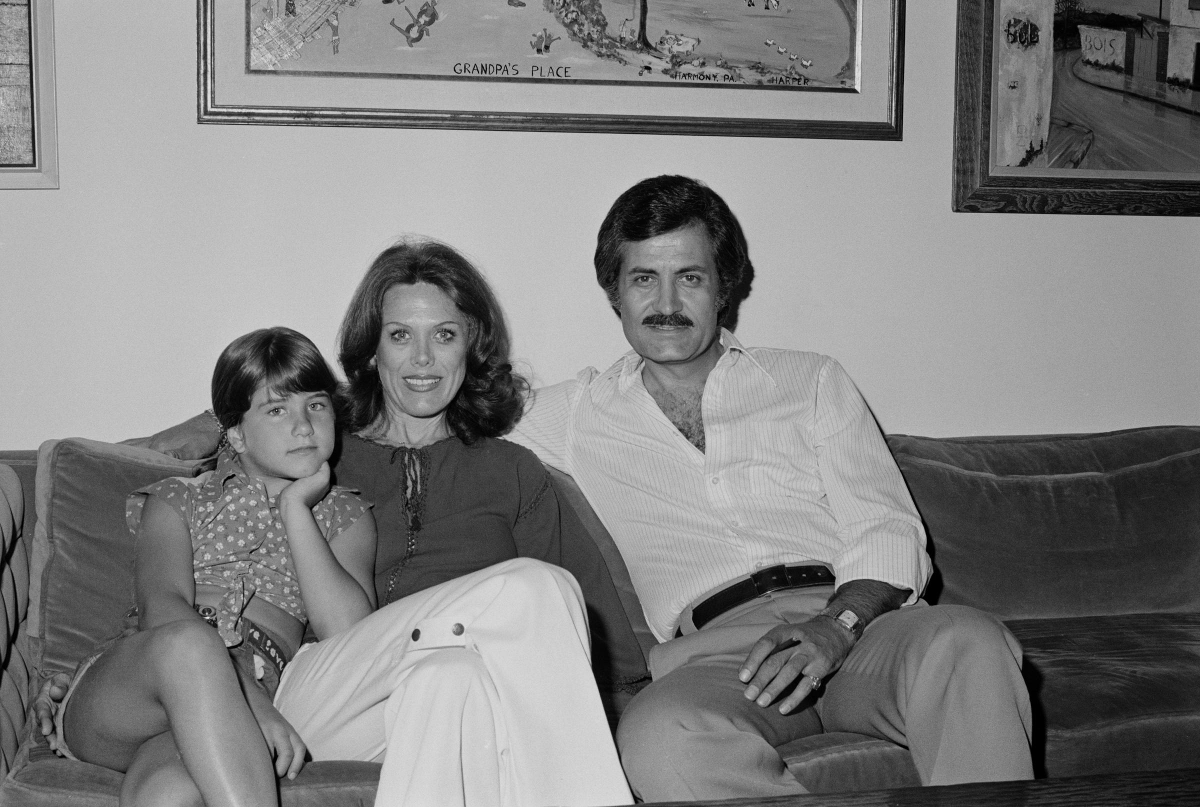 The actress with her parents, circa 1975 | Source: Getty Images