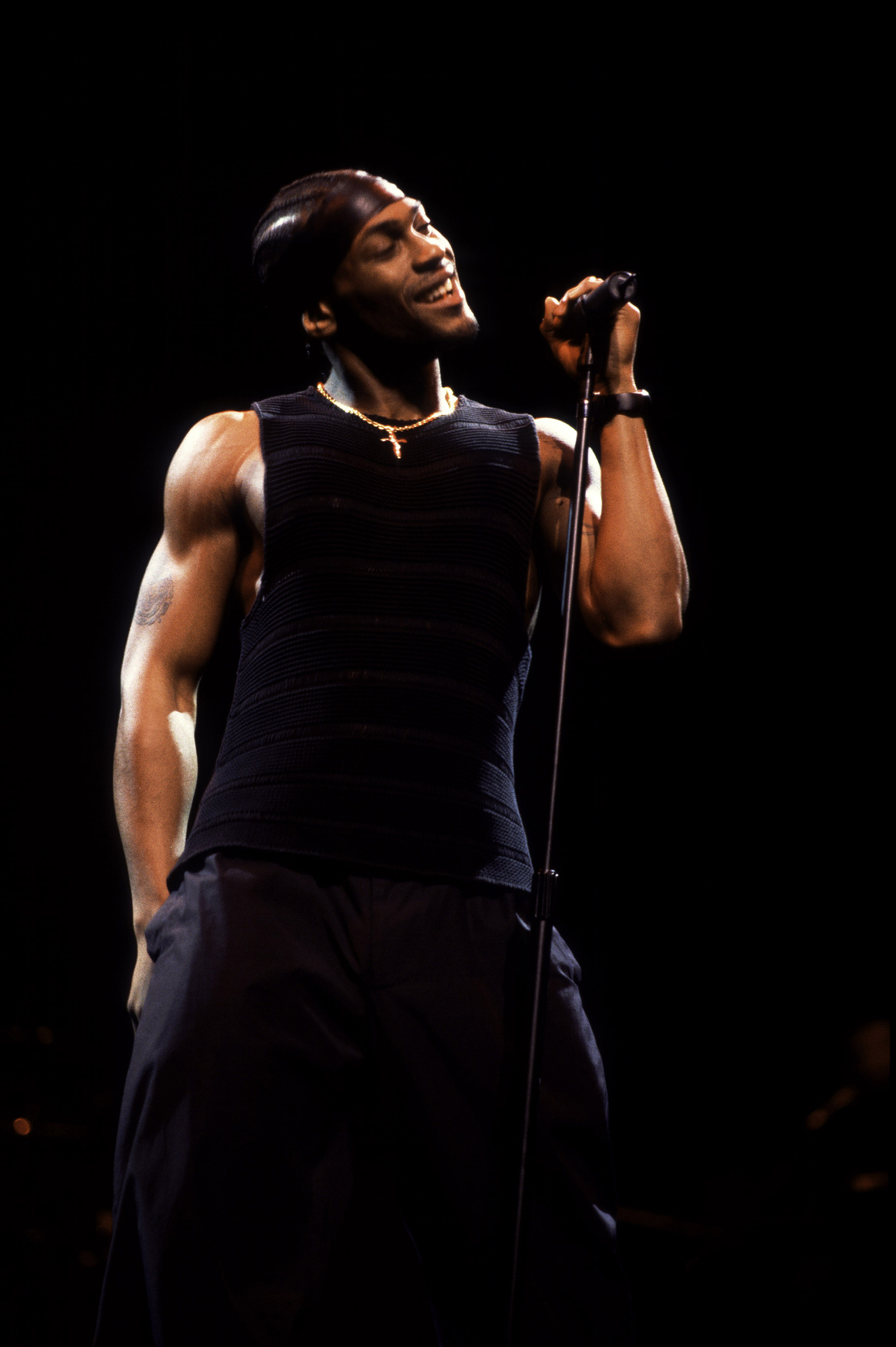 D'Angelo performs onstage at the Aire Crown Theater, in Chicago, Illinois on April 4, 2000 | Source: Getty Images