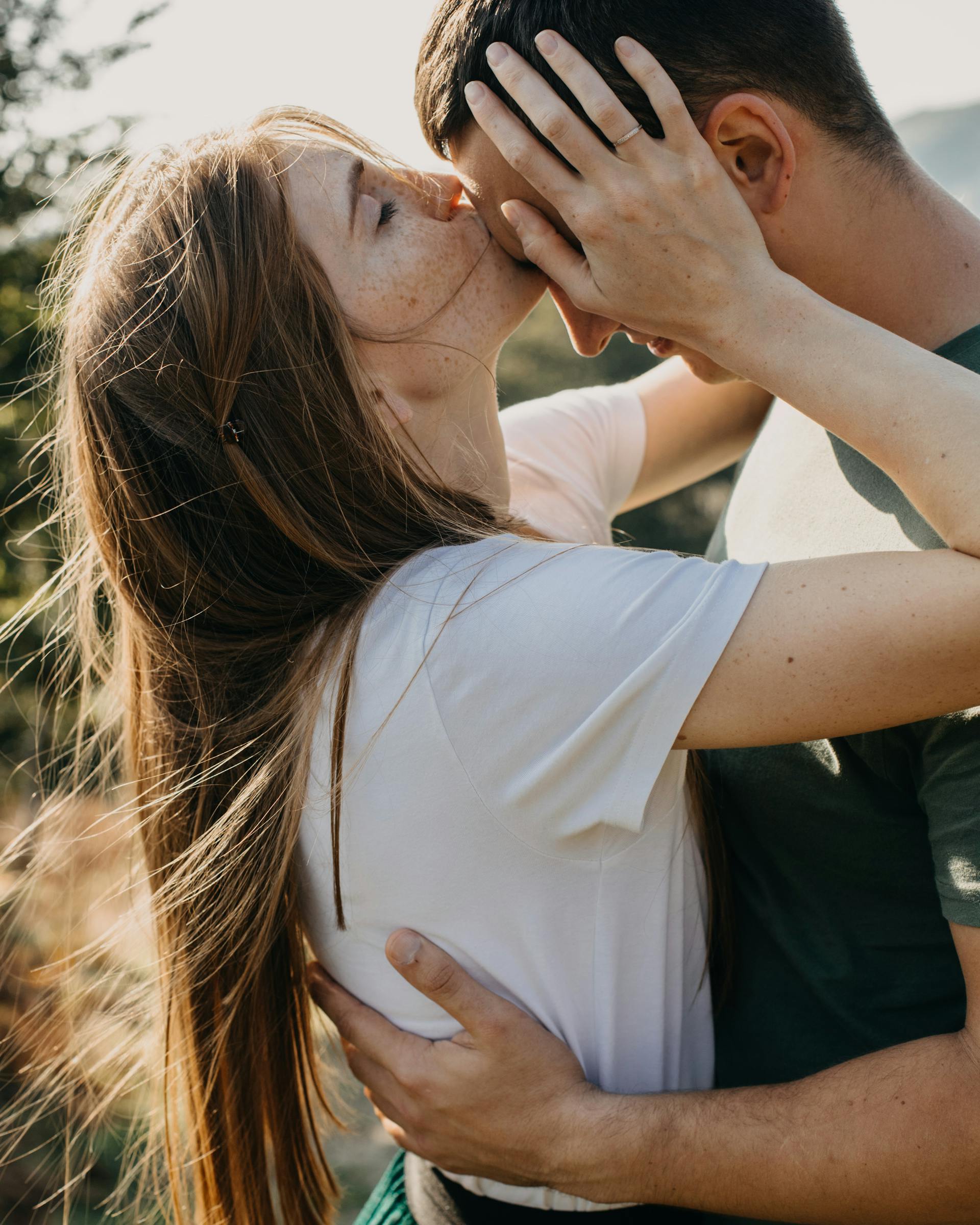 A woman kissing her boyfriend on the forehead | Source:Pexels