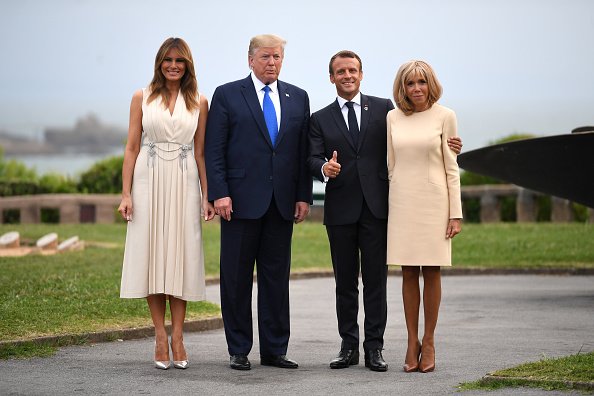 La photo de Brigitte et Emmanuel Macron, de Donald et Mélanie Trump le 24 août 2019 à Biarritz, en France| Source: Getty Images / Global Ukraine La photo de Brigitte et Emmanuel Macron, de Donald et Mélanie Trump le 24 août 2019 à Biarritz, en France| Source: Getty Images / Global Ukraine