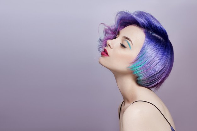 Mujer posando de perfil. │Foto: Freepik