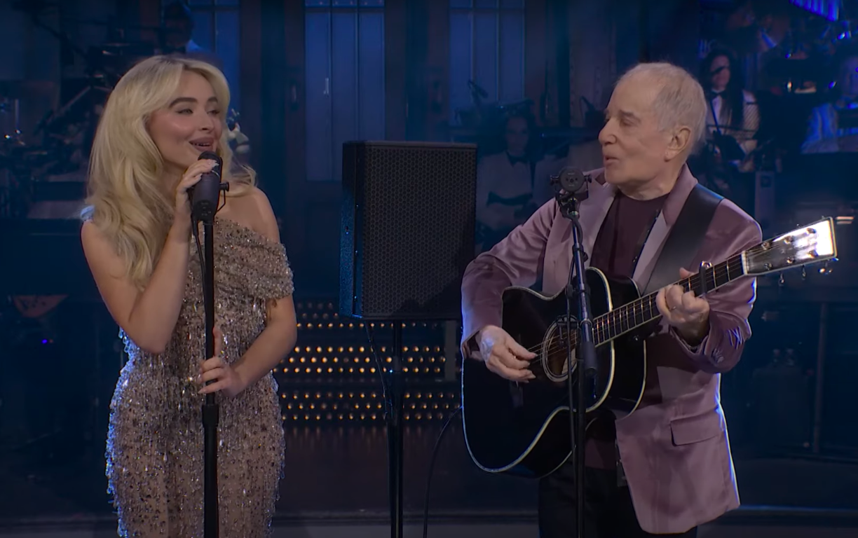 Sabrina Carpenter and Paul Simon singing "Homeward Bound." | Source: YouTube/Saturday Night Live