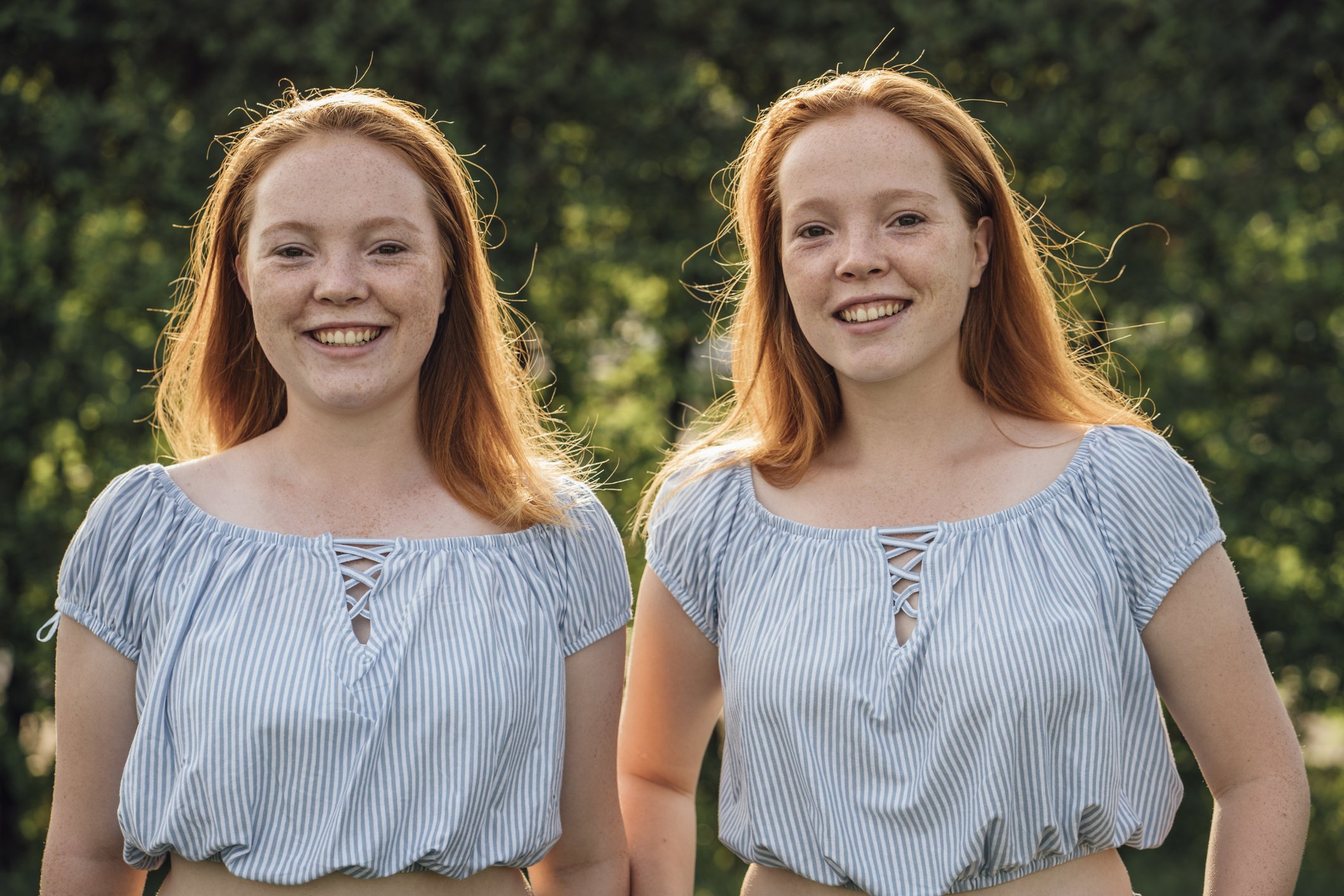 Porträtfoto von Zwillingsmädchen bei Tageslicht. | Quelle: Getty Images