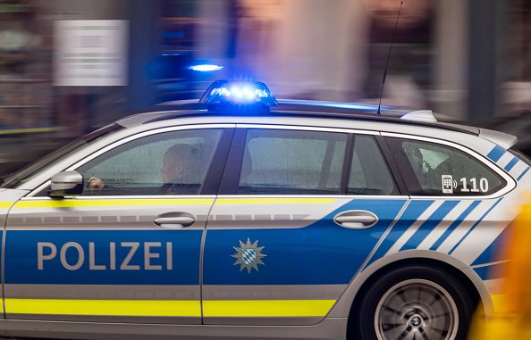 Une voiture de police traverse le centre ville avec des lumières bleues. | Photo : Getty Images