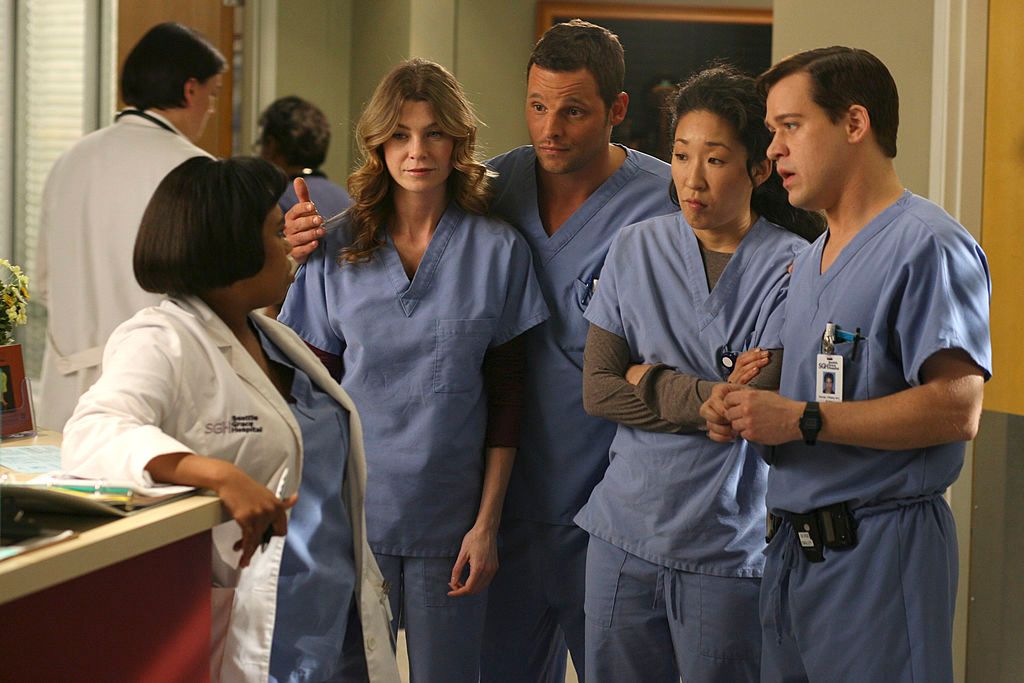 The cast of "Grey's Anatomy" on set. | Photo: Getty Images.