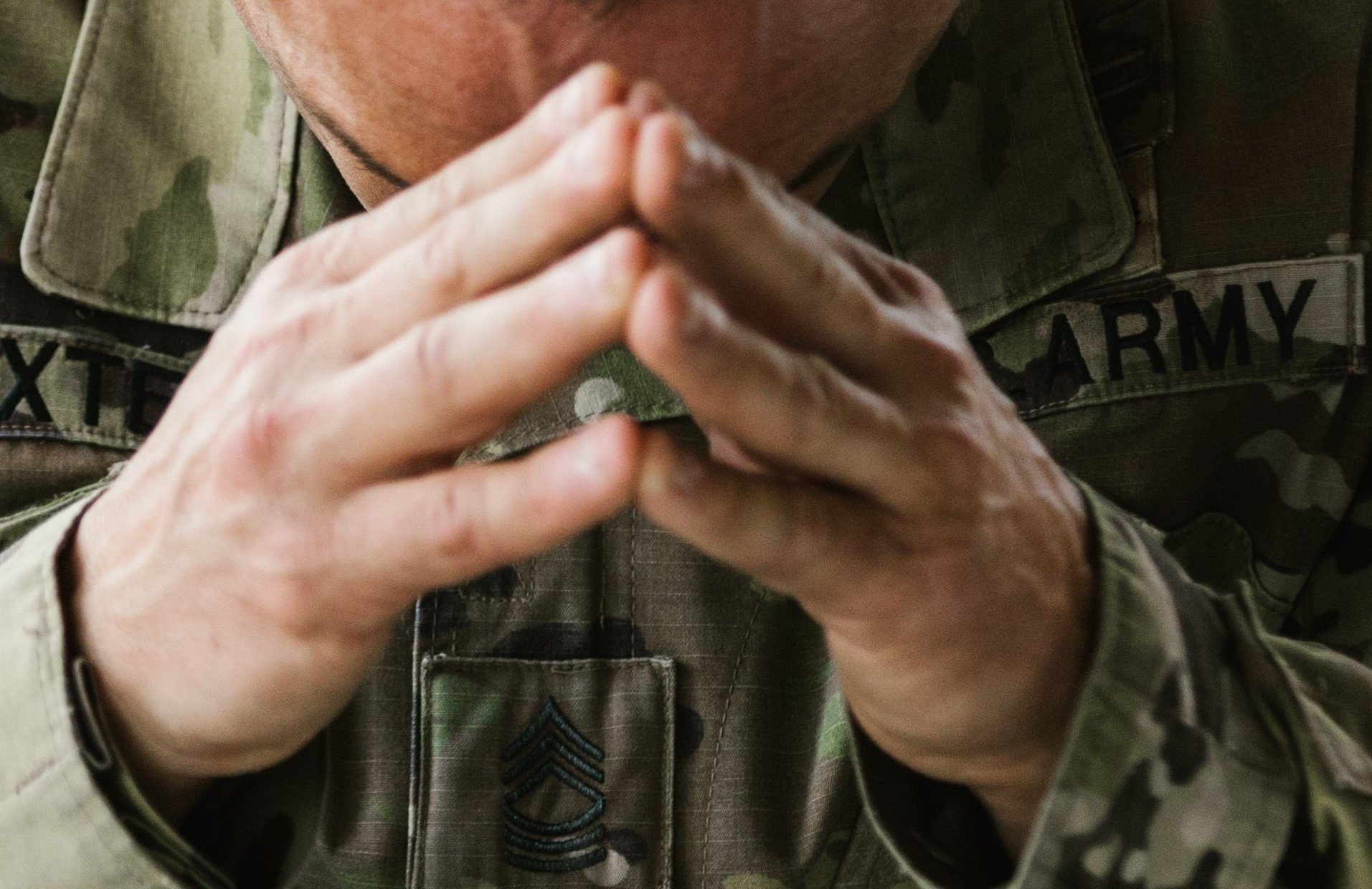 Militar con las manos puestas en su frente en señal de lamento. | Foto: Pexels