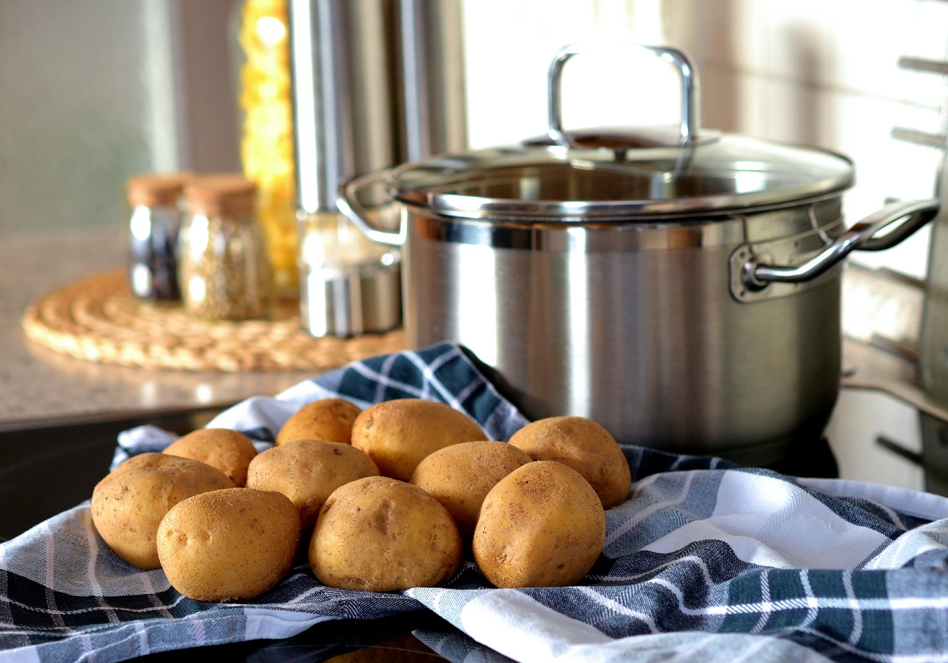 Patatas y olla en cocina. Fuente: Pixabay Patatas y olla en cocina. Fuente: Pixabay
