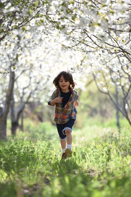 A young boy plays in the outdoor. | Source: Pexels