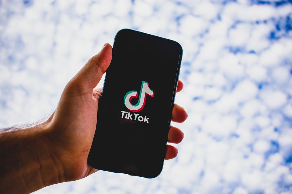 Teléfono con la aplicación de TikTok abierta. | Foto: Pixabay