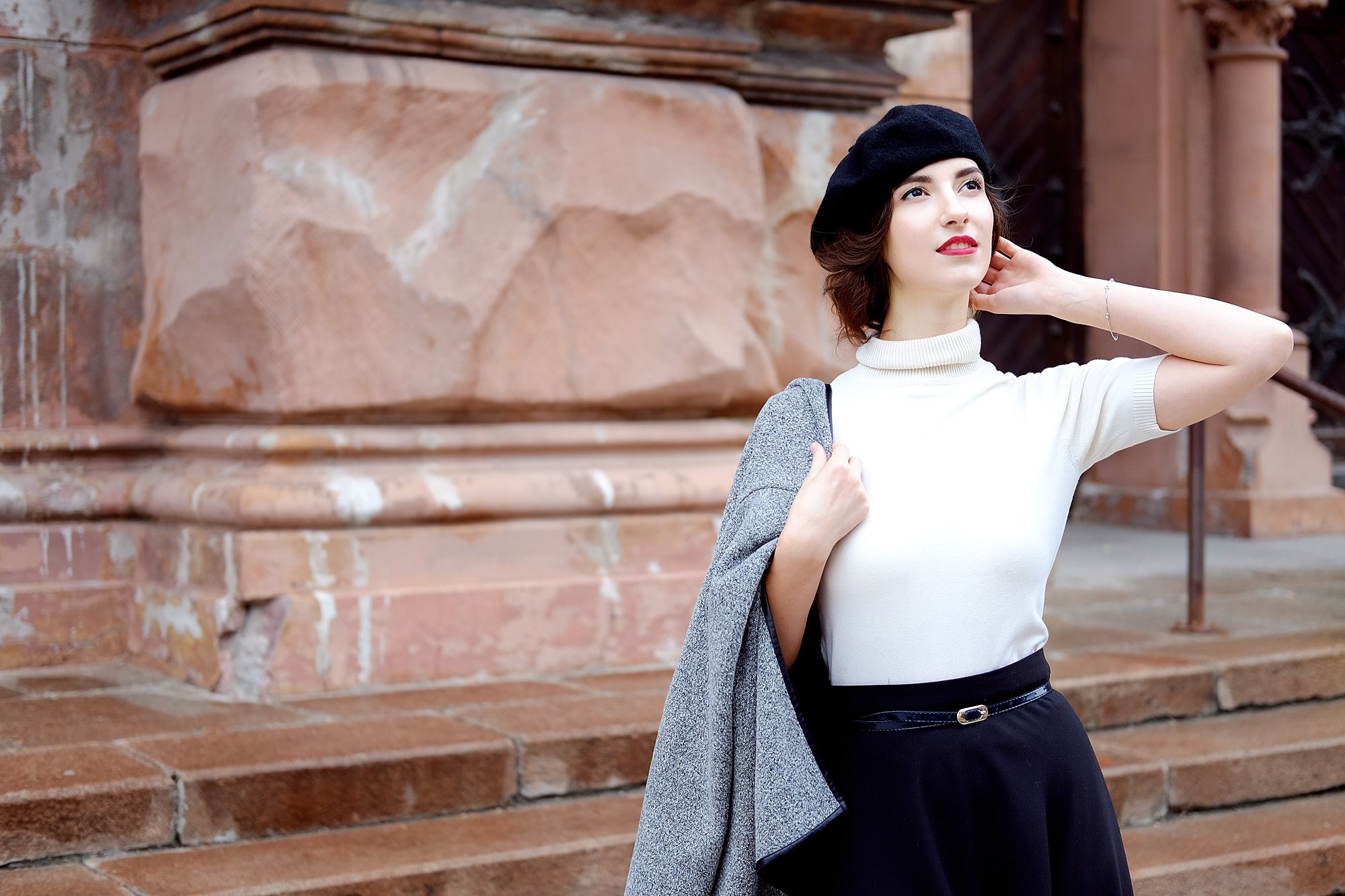 Mujer parisina con estilo minimalista. | Foto: Shutterstock