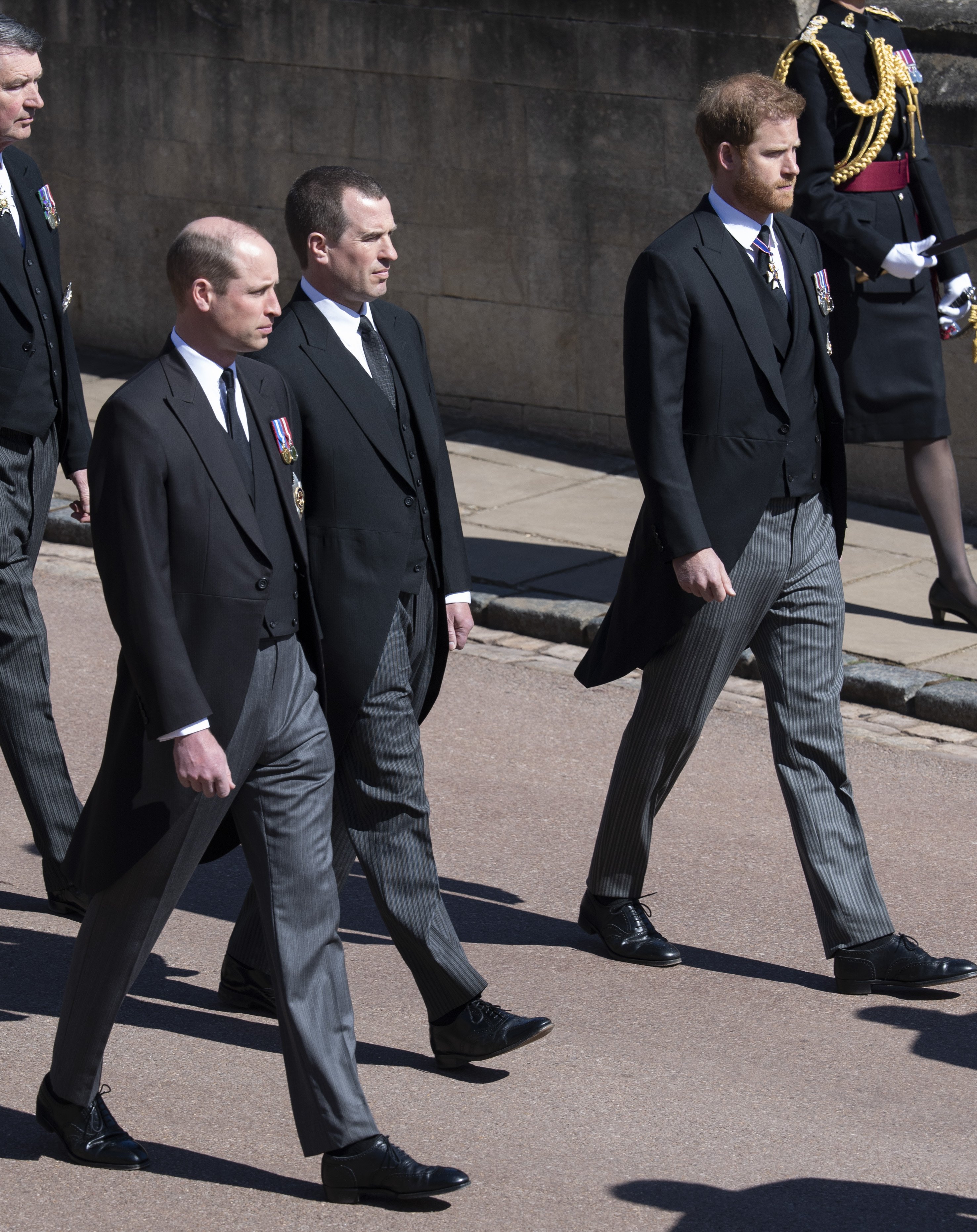 Prinz William, Herzog von Cambridge, Peter Phillips und Prinz Harry während der Beerdigung von Prinz Philip, Herzog von Edinburgh am 17. April 2021 in Windsor, England | Quelle: Getty Images