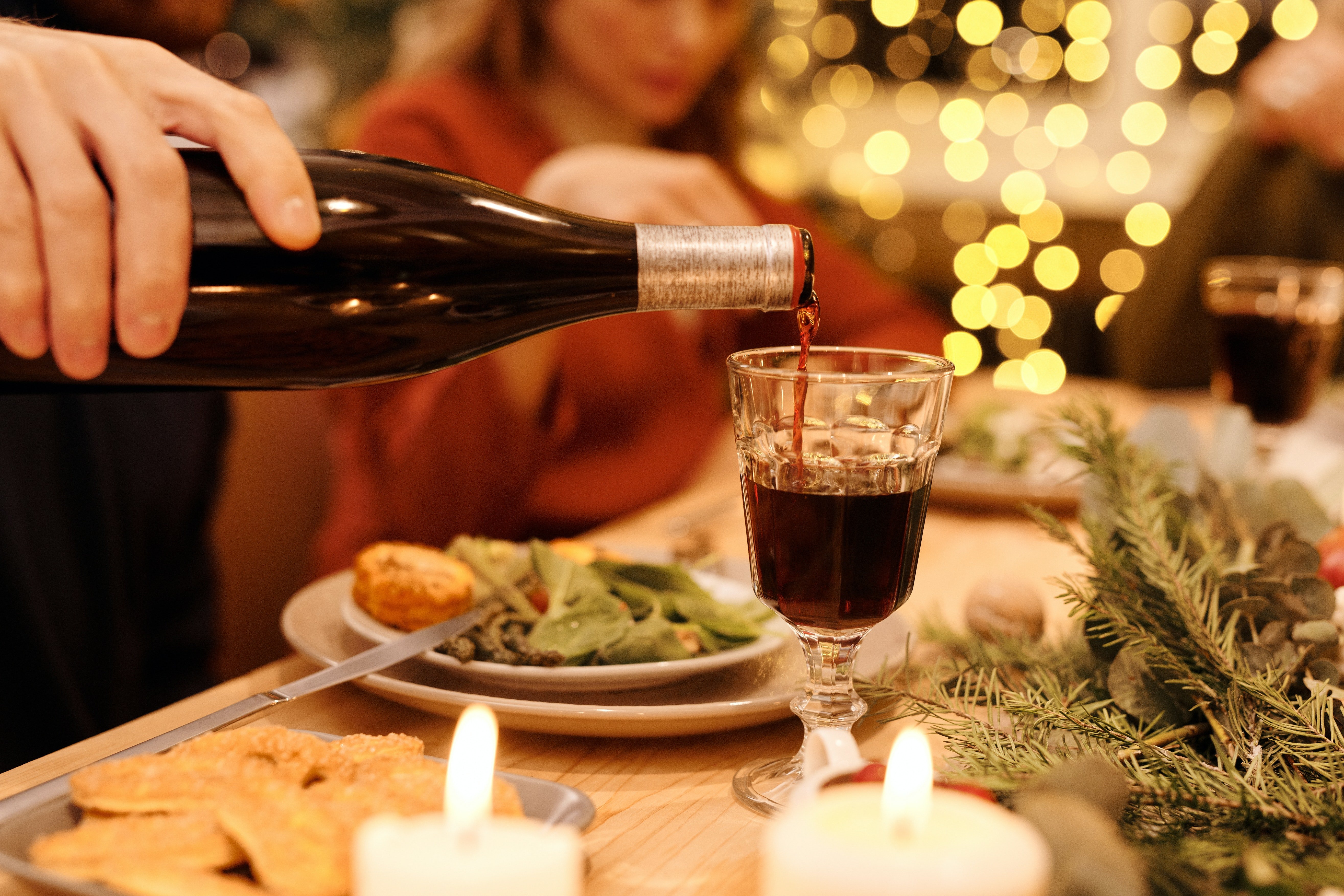 Una cena navideña. | Foto: Pexels