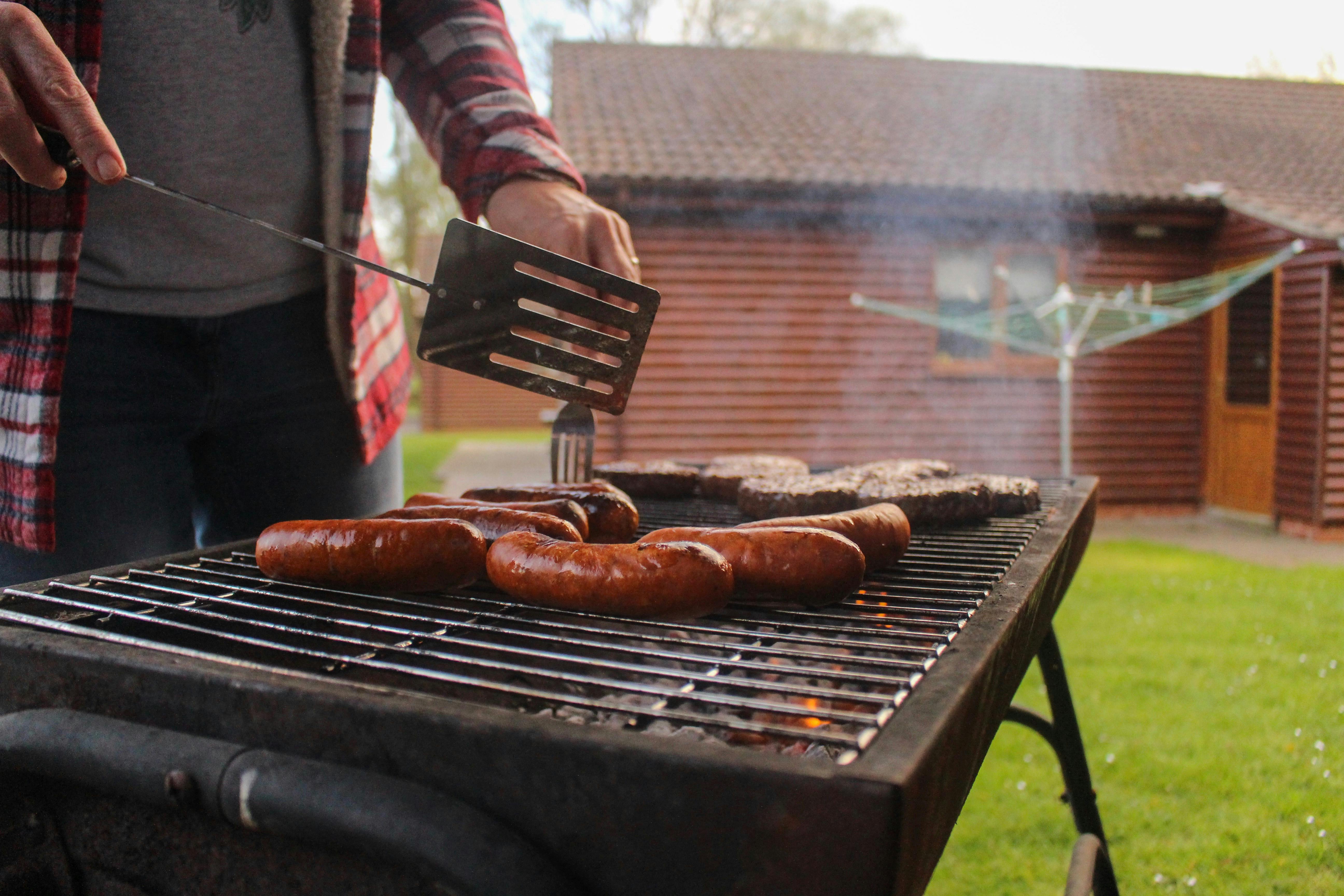 A person grilling sausages | Source: Pexels