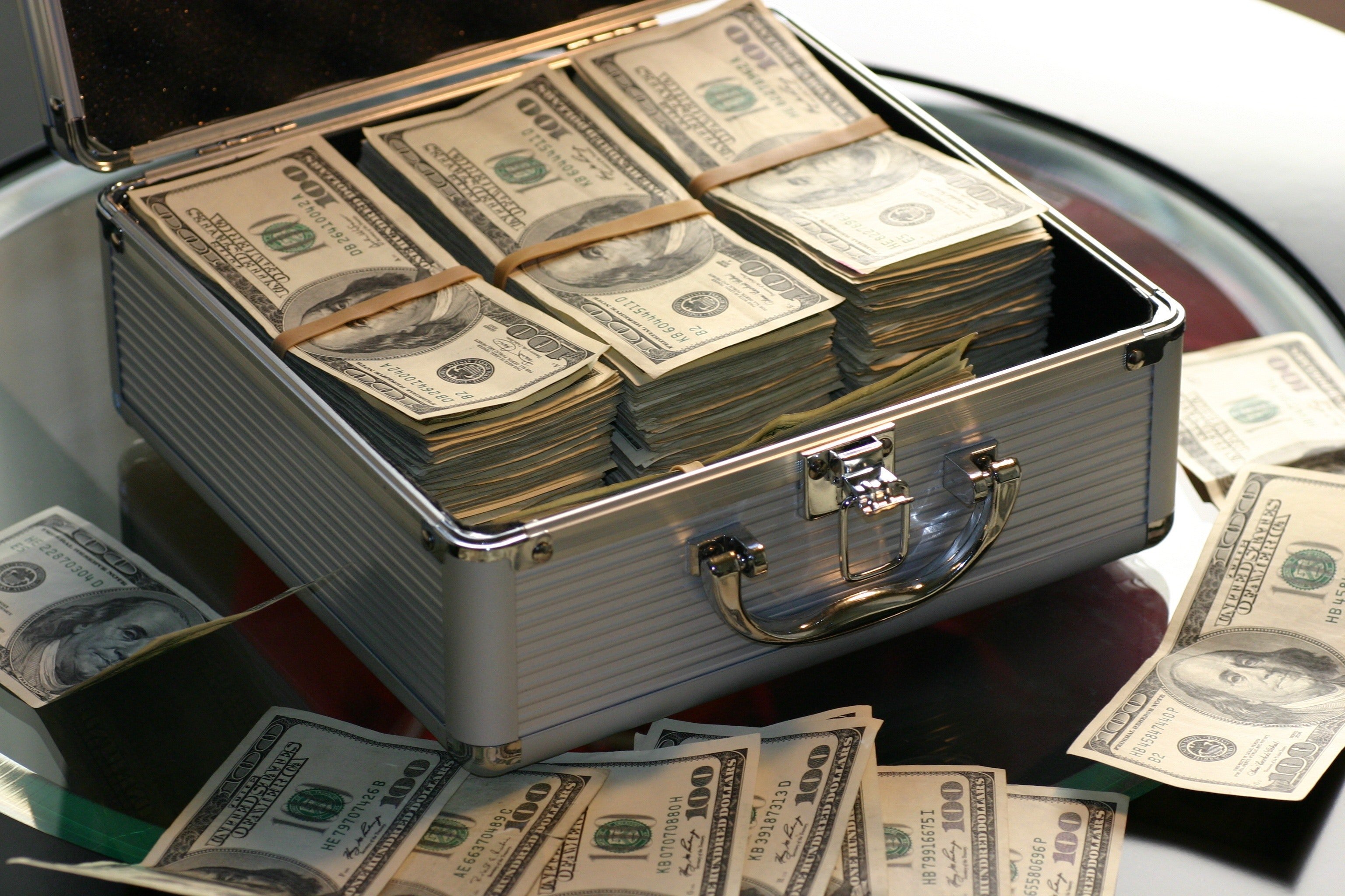 Maletín con dinero. | Foto: Pexels