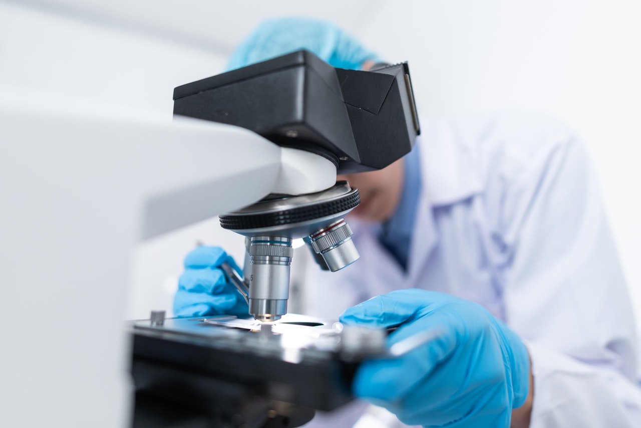 Cientifica usando un microscopio. I Foto: Pexels