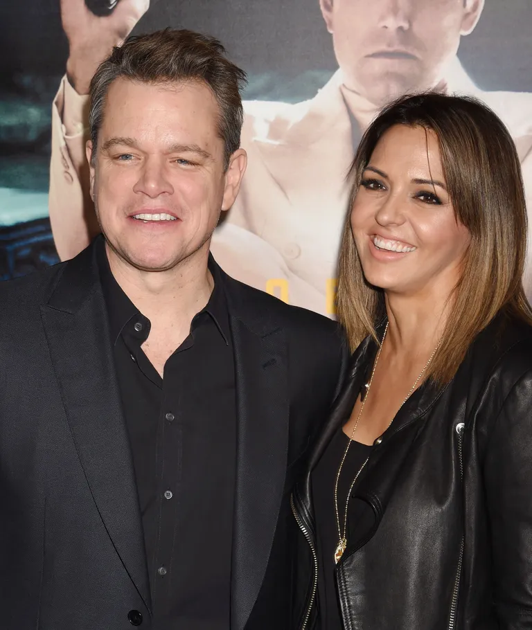 Matt Damon (G) et sa femme Luciana Damon arrivent à la première de 'Live By Night' de Warner Bros. Pictures au TCL Chinese Theatre le 9 janvier 2017 à Hollywood, Californie | Source : Getty Images
