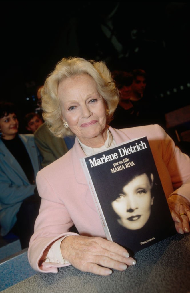Porträt von Maria Riva, Tochter von Marlene Dietrich, mit dem Buch, das sie über ihre Mutter schrieb. (Foto von Eric Robert / Sygma) I Quelle: Getty Images