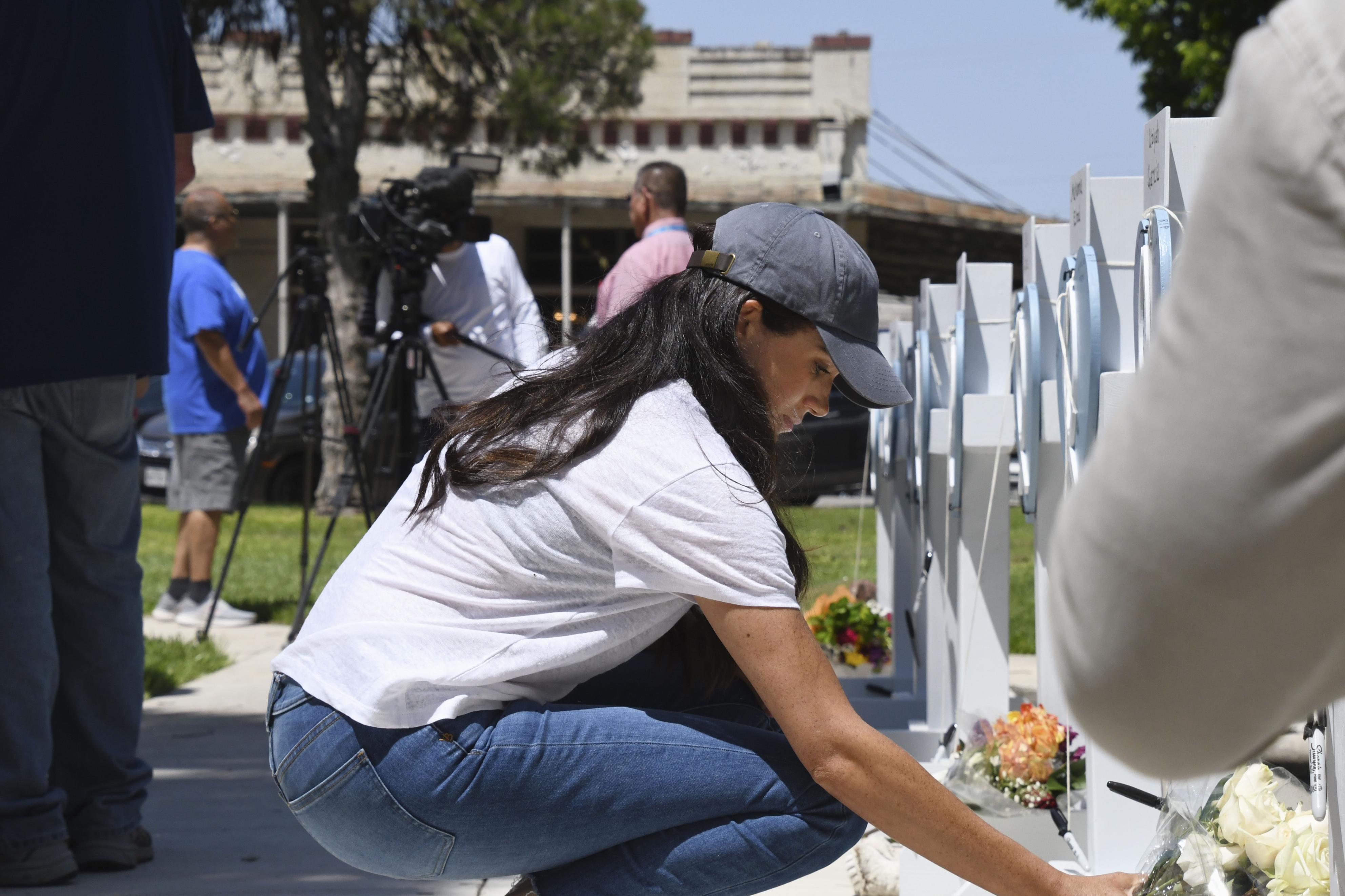 Meghan Markle paying her respects to Uvalde, Texas shooting victims on May 26, 2022 | Source: Getty Images