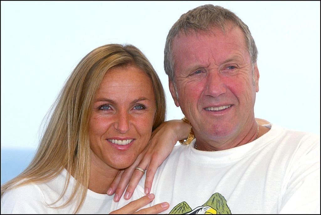 MONACO - 2 JUILLET : Yves Rénier et sa femme Karin à Monaco le 2 juillet 2002.| Photo : Getty Images