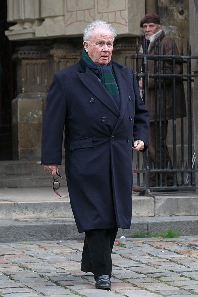 Philippe Bouvard quitte les funérailles du journaliste Jacques Chancel. |Photo : Getty Images