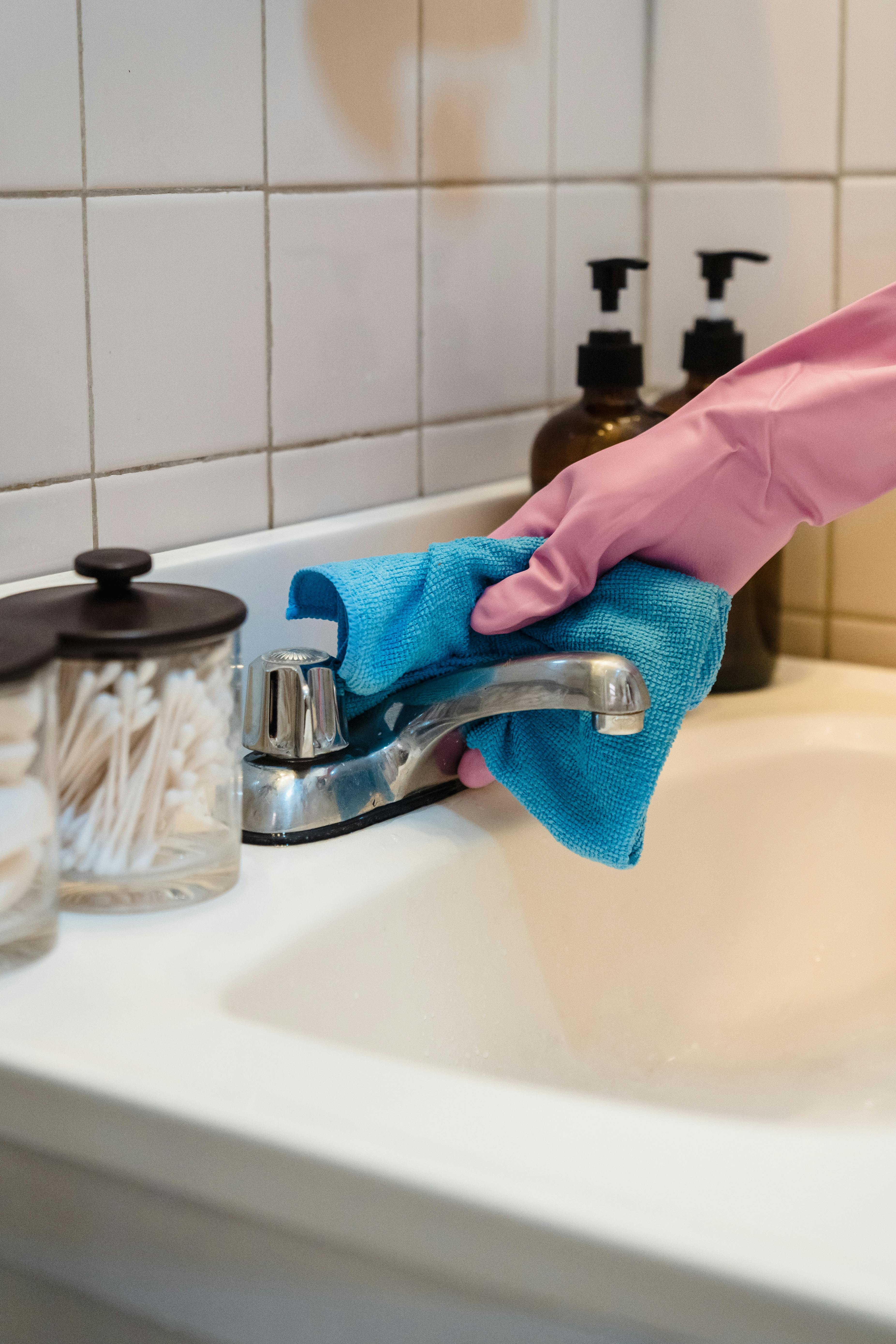 Cleaning the bathroom | Source: Pexels