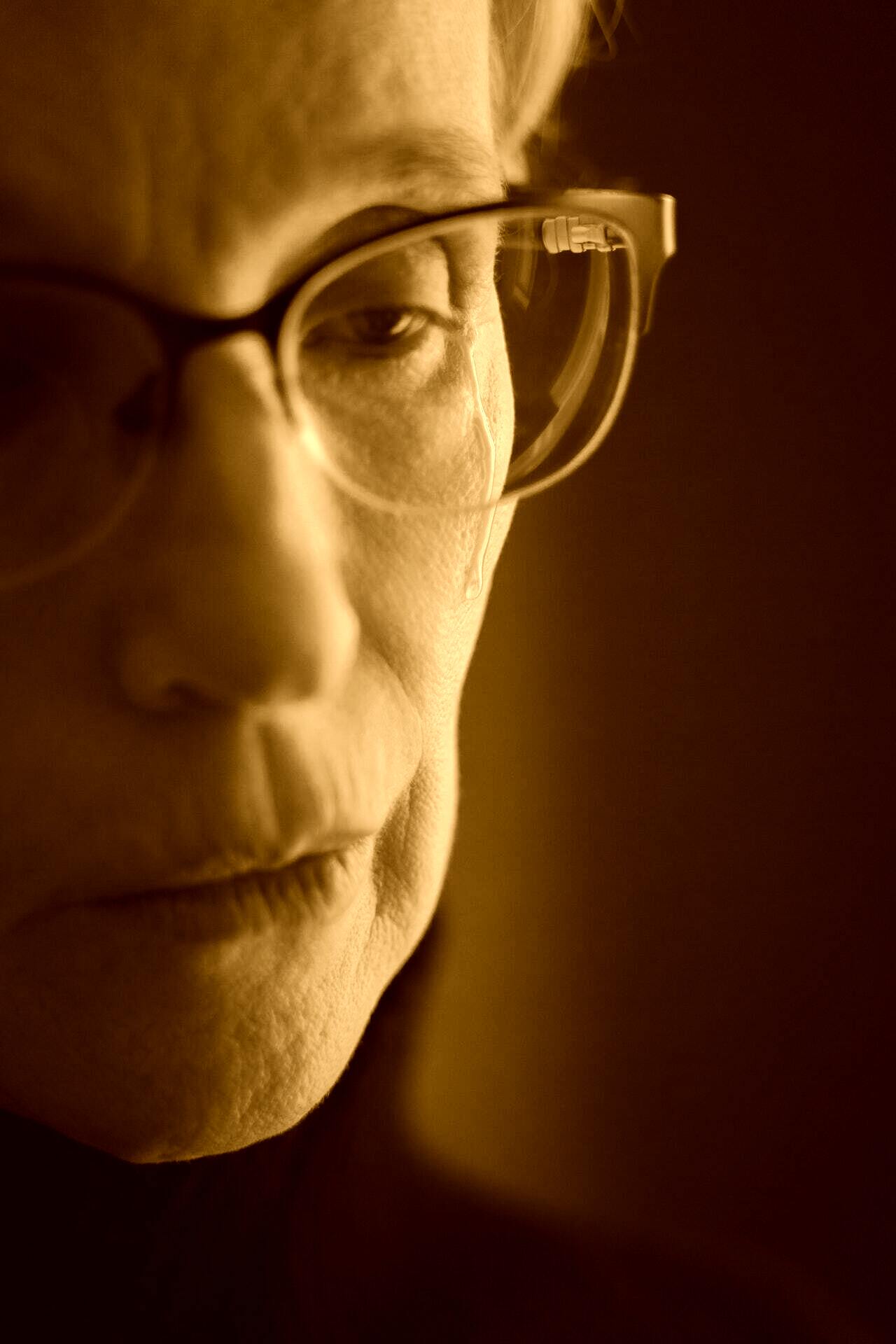Rostro de una mujer mayor con lágrimas deslizando por sus mejillas. | Foto: Pexels