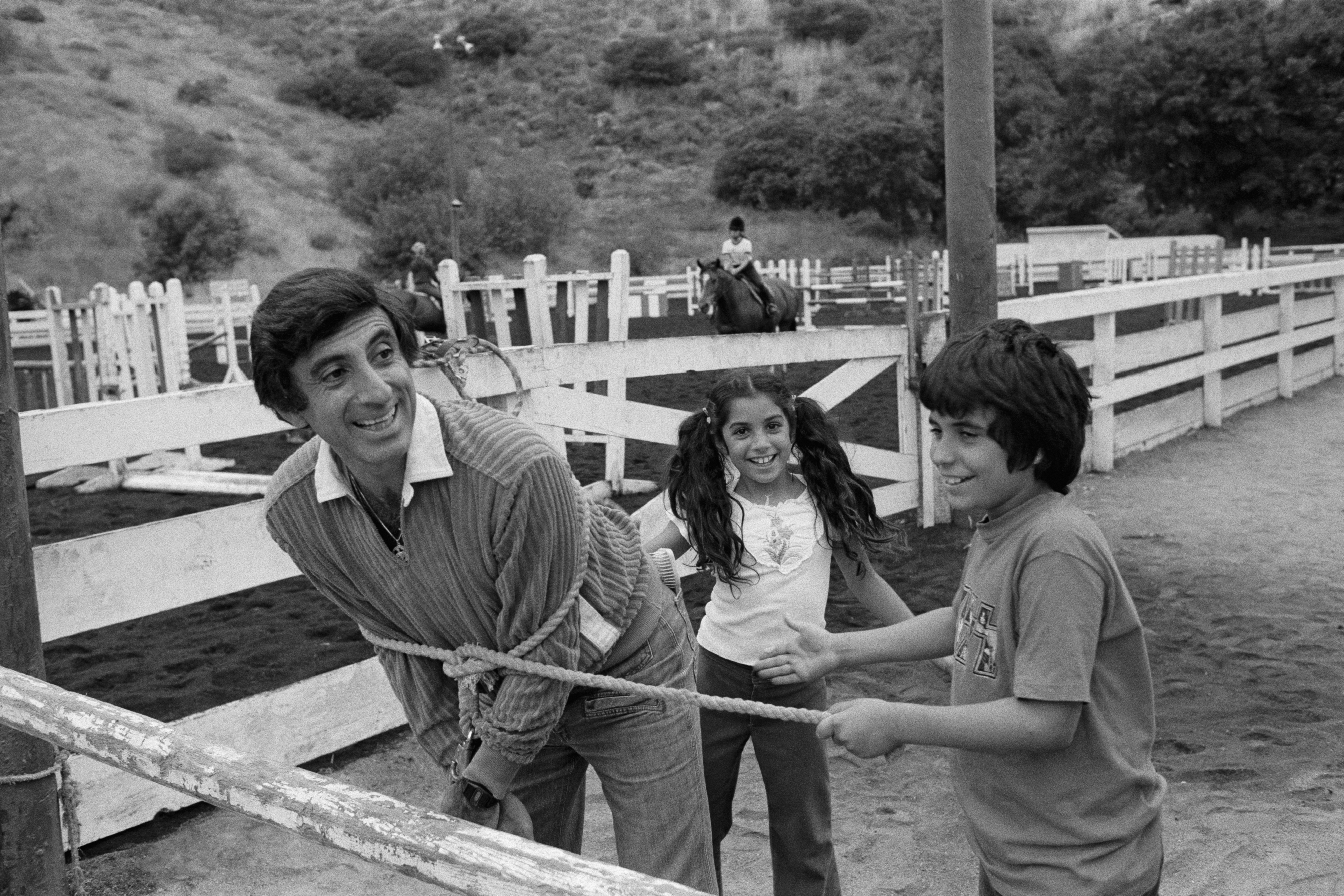 Jamie Farr and his children circa 1979. | Source: Getty Images