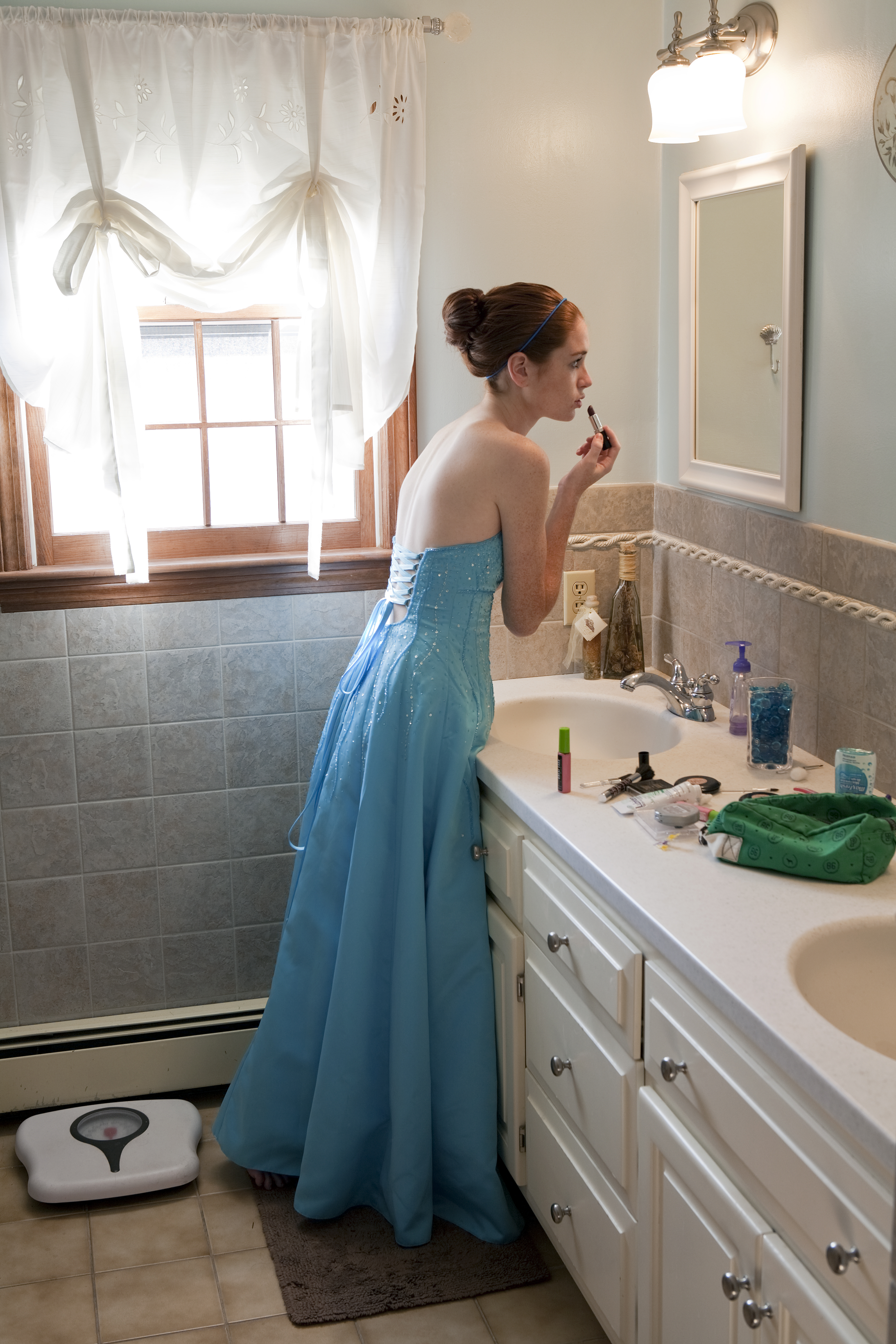 A girl getting ready for prom | Source: Getty Images