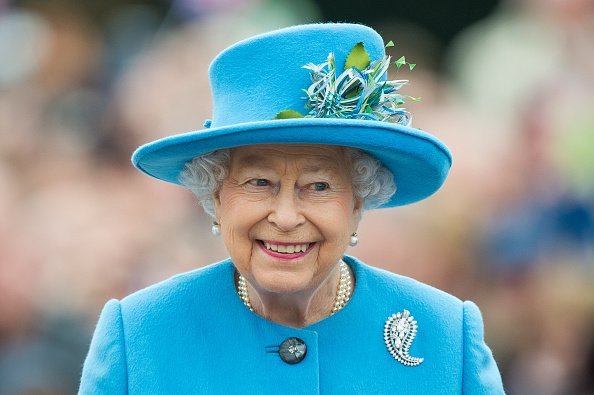 Queen Elizabeth II tours Queen Mother Square in Poundbury, Dorset.| Photo: Getty Images.