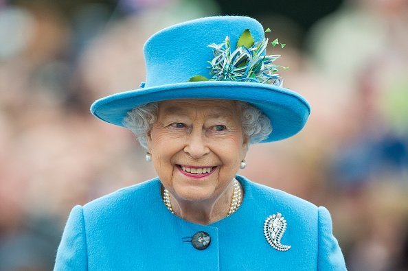 Queen Elizabeth II touring Queen Mother Square in Poundbury, Dorset.| Photo: Getty Images.