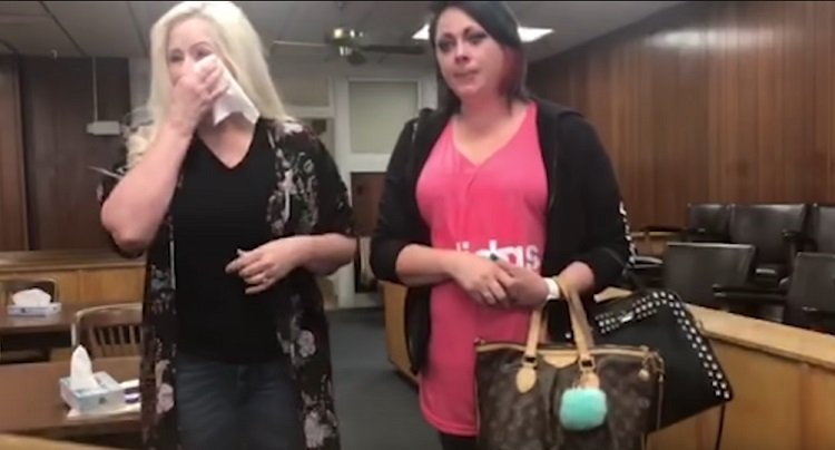 Karla Robinson (izquierda) y Jessi Coleman (derecha) en el juzgado del condado de Washington, en Bartlesville, Oklahoma. | Foto: Facebook/CatersClips Karla Robinson (izquierda) y Jessi Coleman (derecha) en el juzgado del condado de Washington, en Bartlesville, Oklahoma. | Foto: Facebook/CatersClips