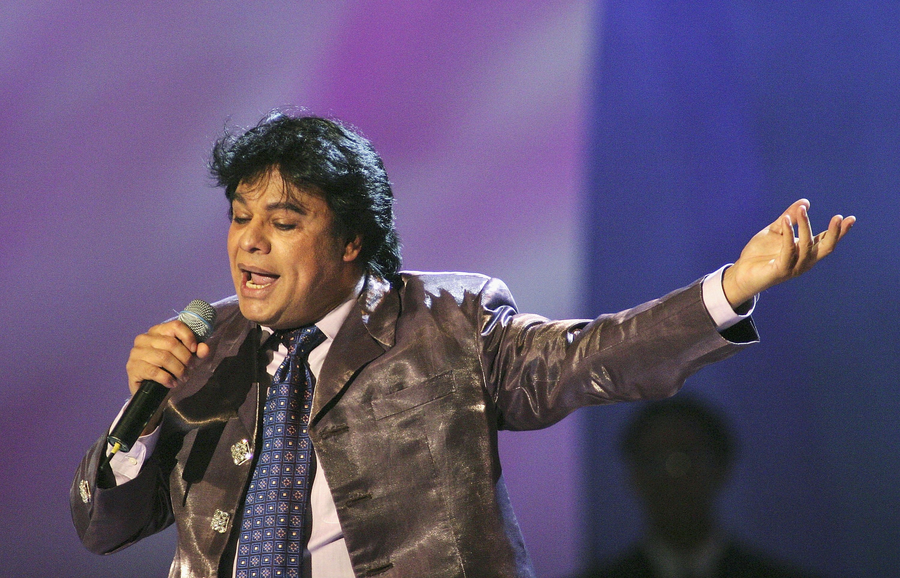 Juan Gabriel se presenta en el Premio de la Gente 2003 en el Hotel Mandalay Bay en octubre de 2003 en Las Vegas, Nevada. | Fuente: Getty Images Juan Gabriel se presenta en el Premio de la Gente 2003 en el Hotel Mandalay Bay en octubre de 2003 en Las Vegas, Nevada. | Fuente: Getty Images