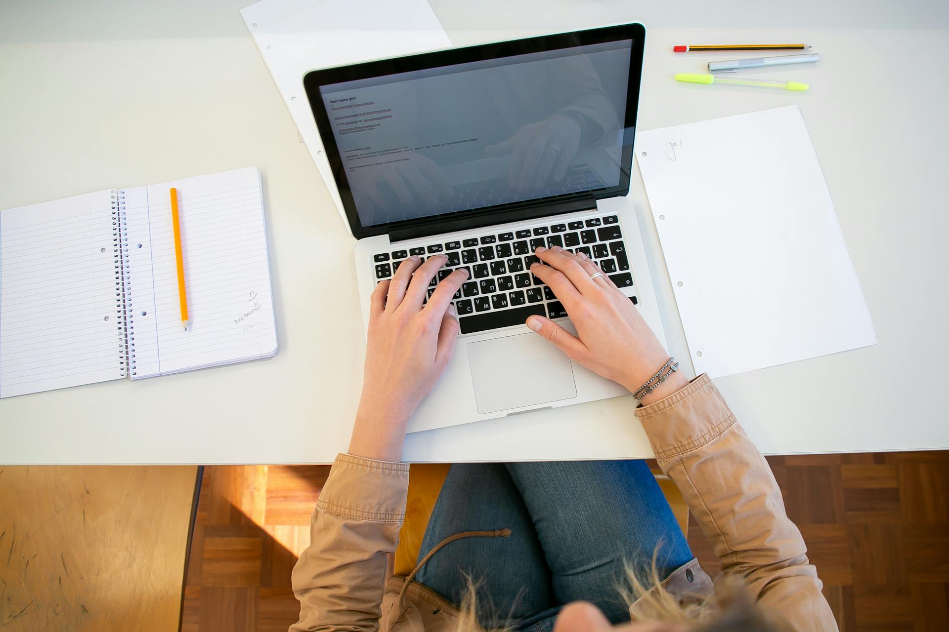 A woman working on her laptop | Source: Pexels