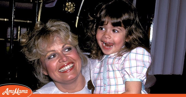 Sally Struthers and Daughter Samantha Rader during Young Musicians Foundation's Mother-Daughter Fashion Show on March 10, 1982 | Photo: Getty Images