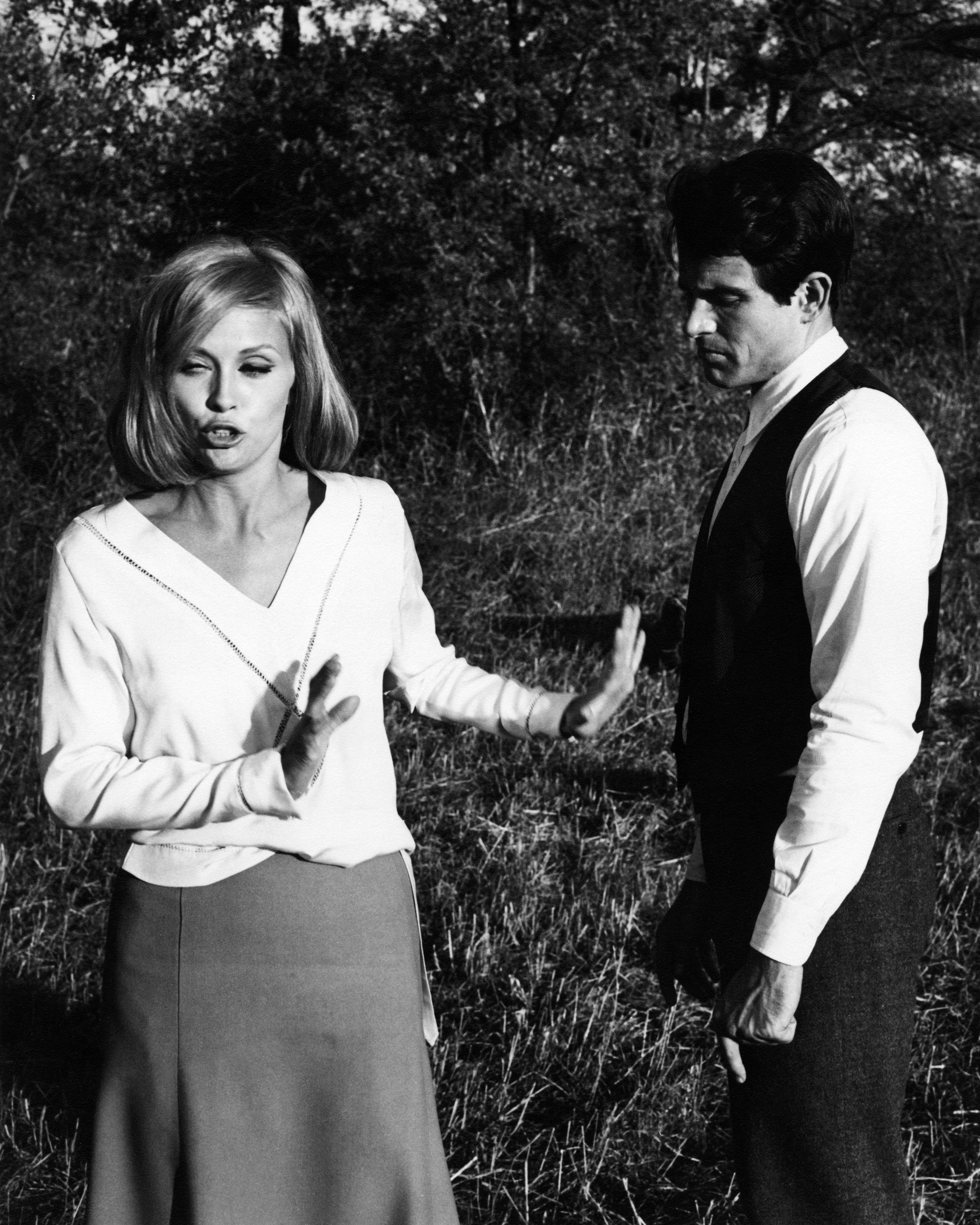 Faye Dunaway and Warren Beatty in the set of "Bonnie And Clyde," 1967 | Source: Getty Images