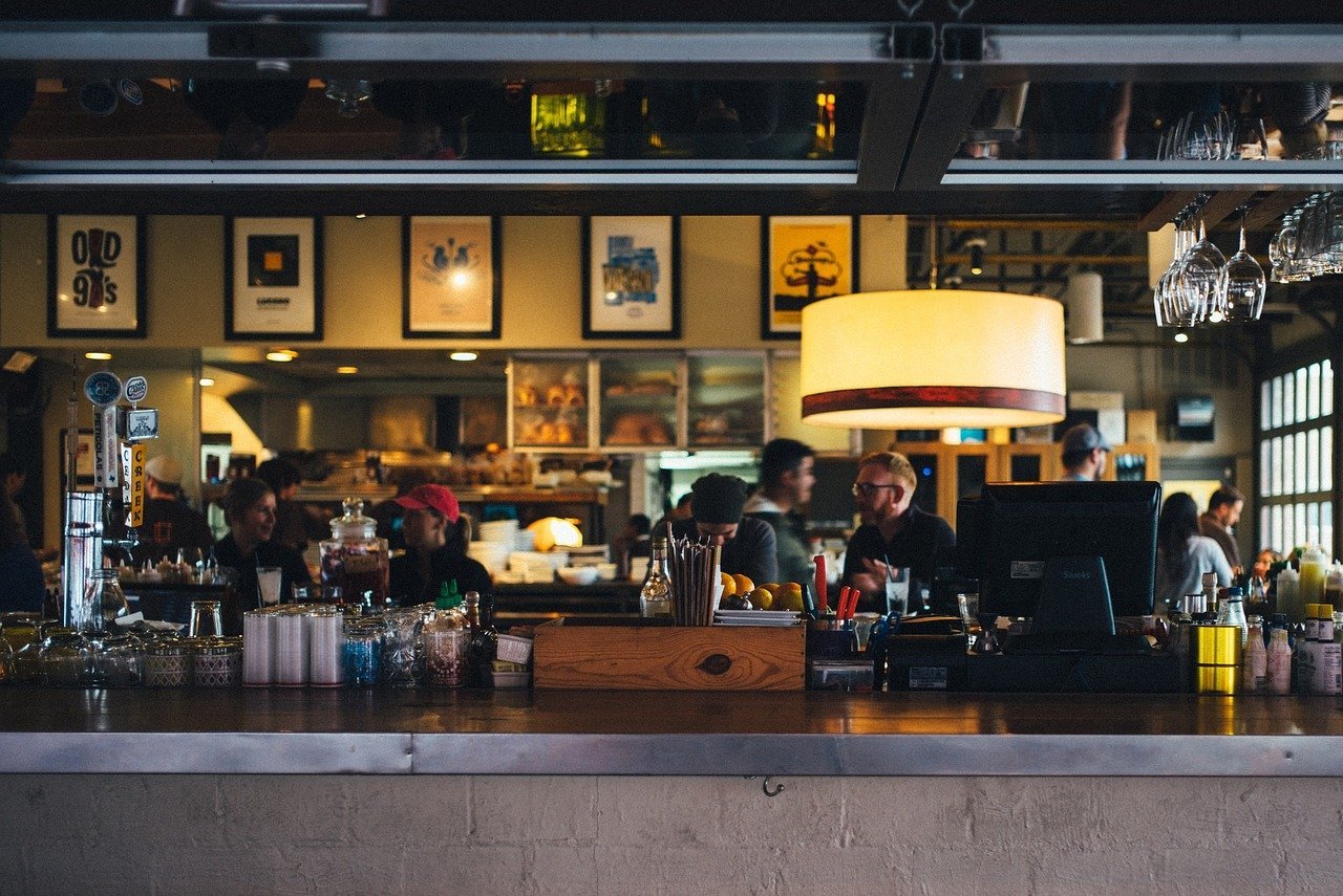 A busy bar. | Source: Pexels