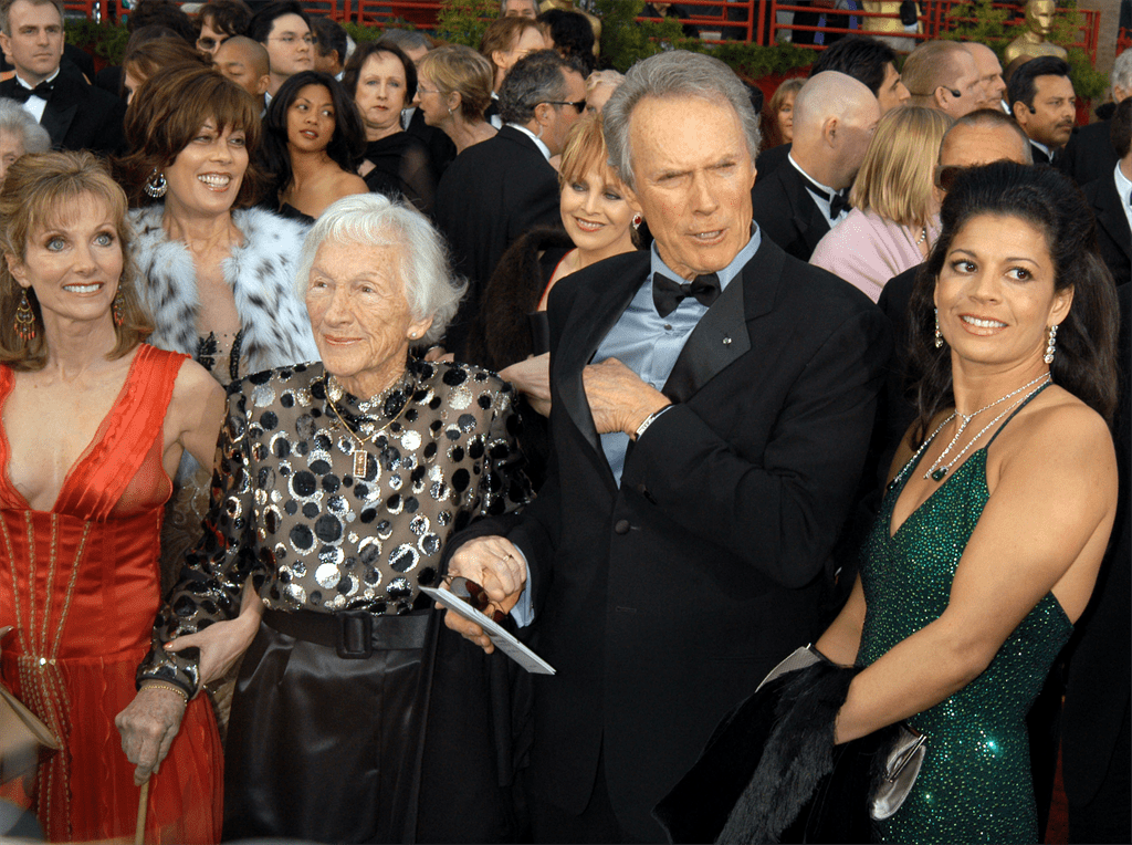 Clint Eastwood con su hija Laurie Murray, su madre Ruth Wood y su esposa Dina Eastwood en la 76ª Entrega Anual de los Premios de la Academia | Foto: Getty Images