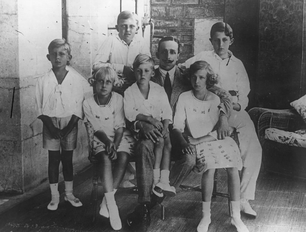 El rey Alfonso XIII de España con sus hijos. | Foto: Getty Images