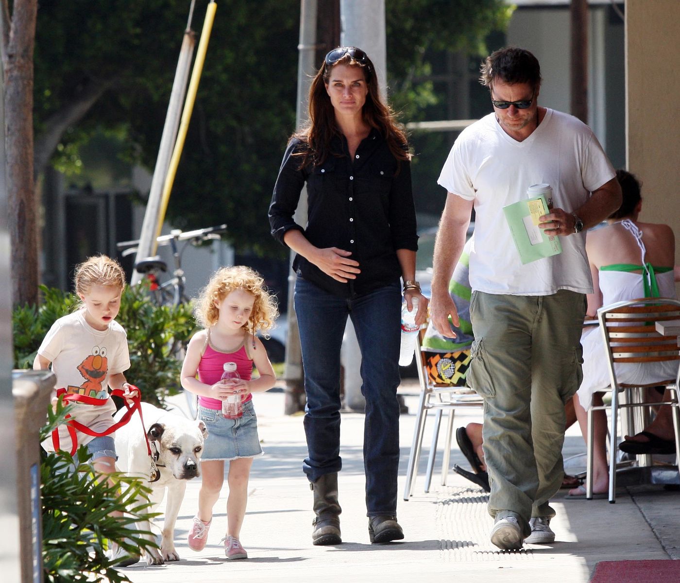  June 27, 2009 Brooke Shields, her husband Chris Henchy and their daughters Rowan Francis and Grier Hammond in Brentwood at a cafe and then at a park.  | Photo: Getty Images
