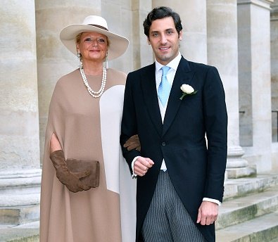 La princesa Beatriz de Borbón Sicilia y su hijo el príncipe Jean-Christophe Napoleón asisten a una boda el 19 de octubre de 2019 en París, Francia. | Foto: Getty Images