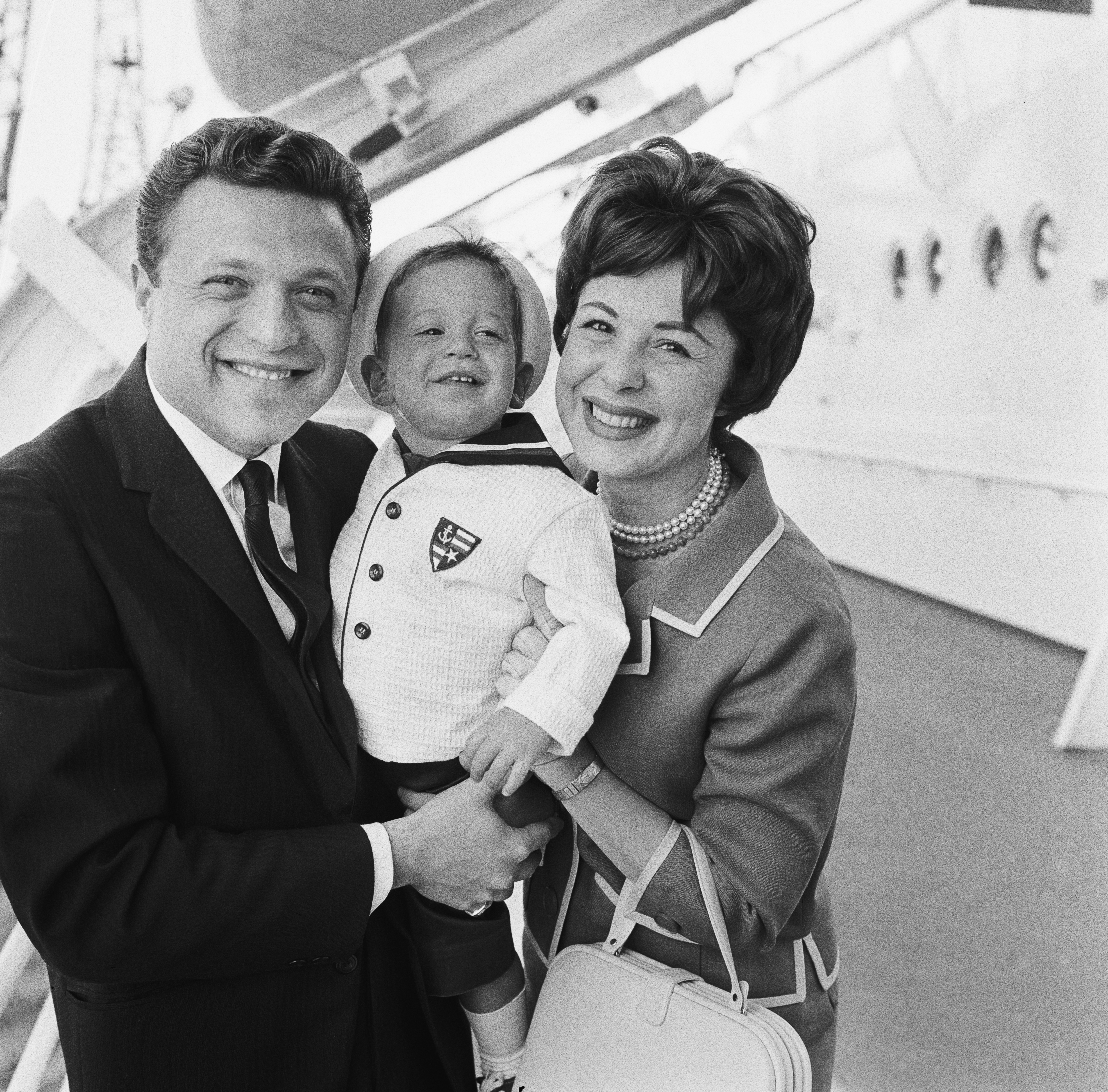 Steve Lawrence and Eydie Gorme aboard a ship with their son David on August 1, 1961. | Source: Getty Images
