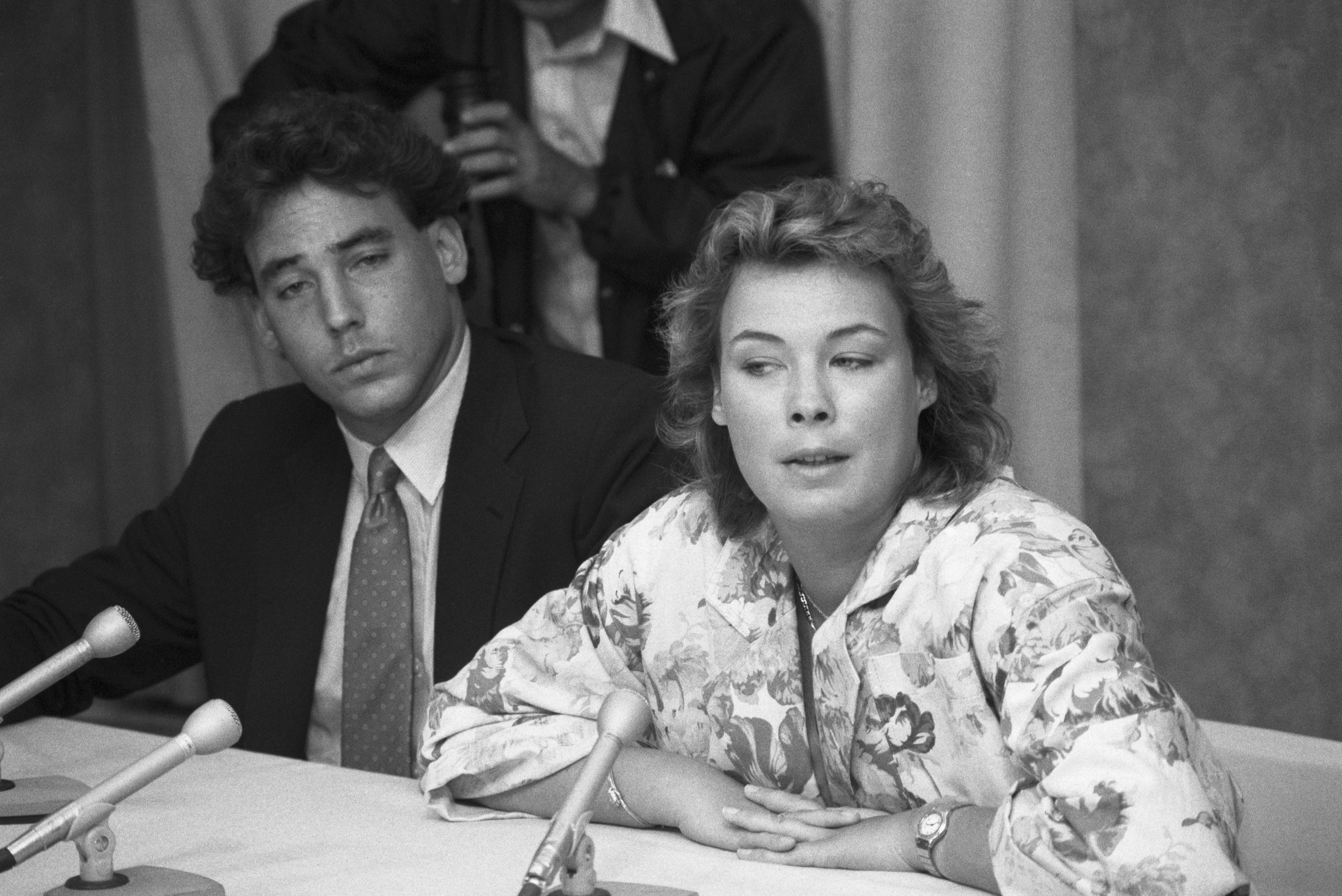 Annie-Laurie Kneissi y Alexander von Auersperg, hijos de Martha von Bülow, en conferencia de prensa en Newport en 1985. | Foto: Getty Images