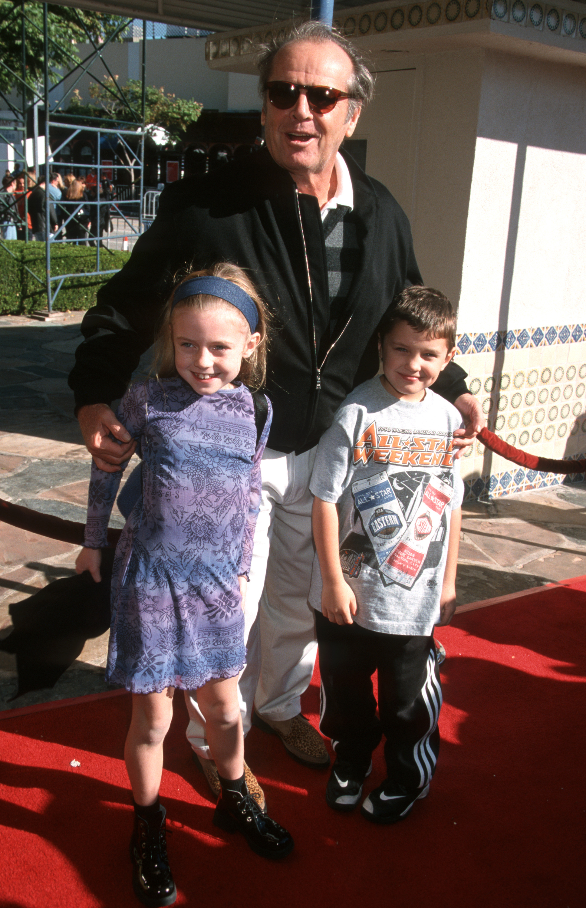Jack Nicholson and his kids Lorraine and Raymond in California in 1998 | Source: Getty Images