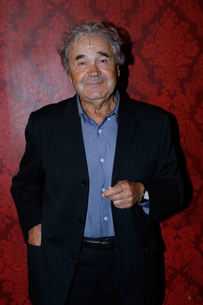 Le chanteur Pierre Perret assiste à la pièce de théâtre "Novecento" en soutien à l'APREC (Alliance pour la recherche sur le cancer) au Théâtre Montparnasse le 11 octobre 2017 à Paris, France. | Photo : Getty Images