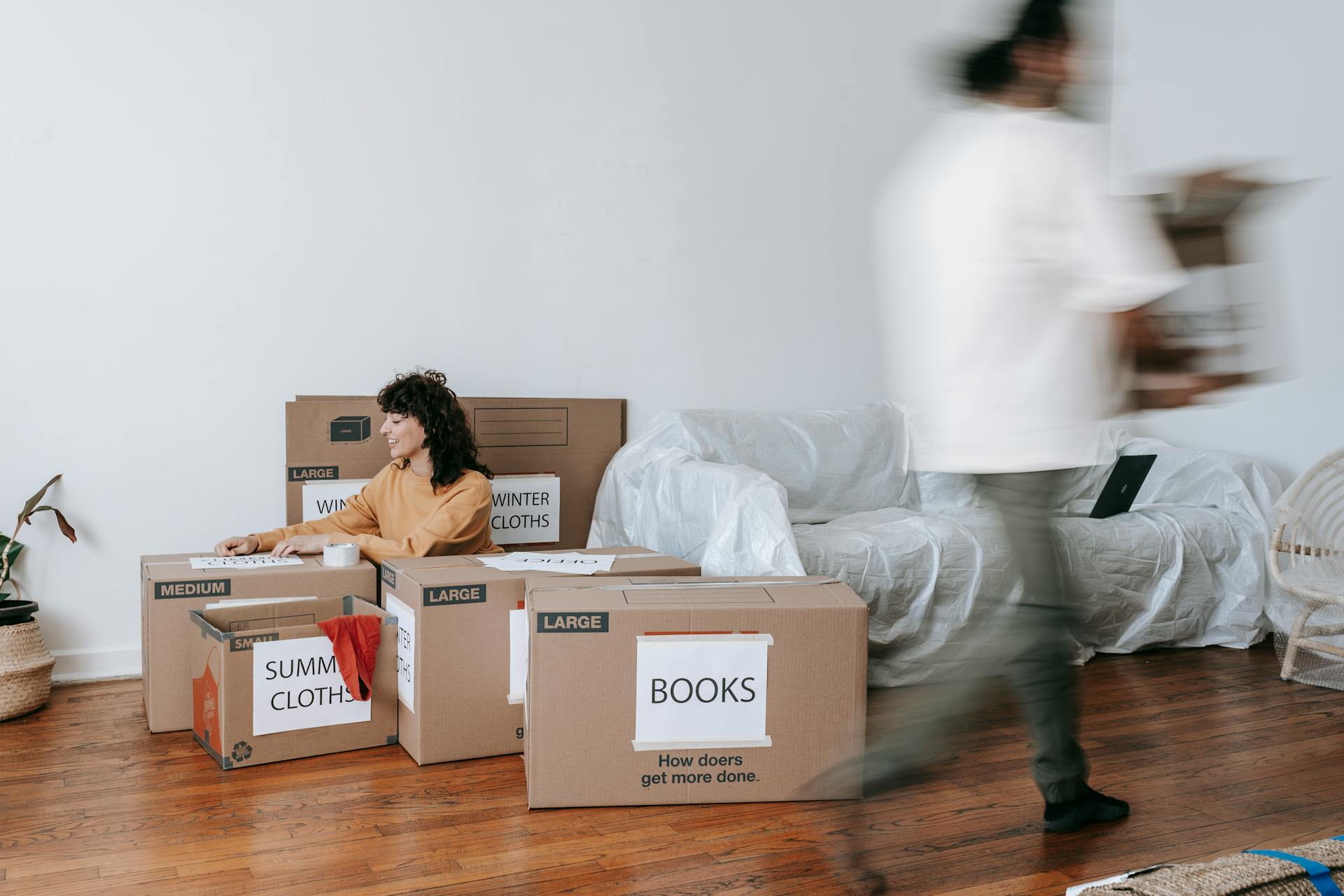 A couple with packing boxes | Source: Pexels
