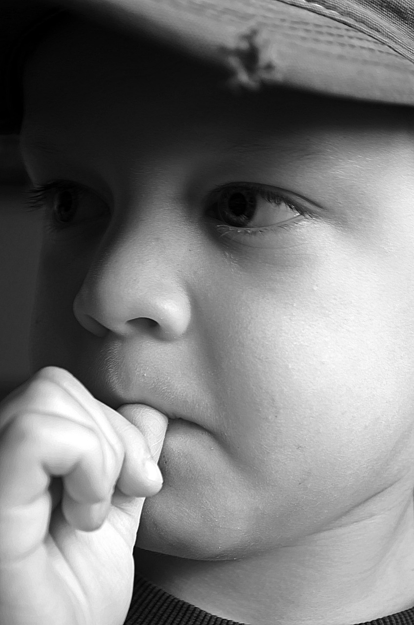 Grayscale portrait of a sad boy | Source: Pixabay