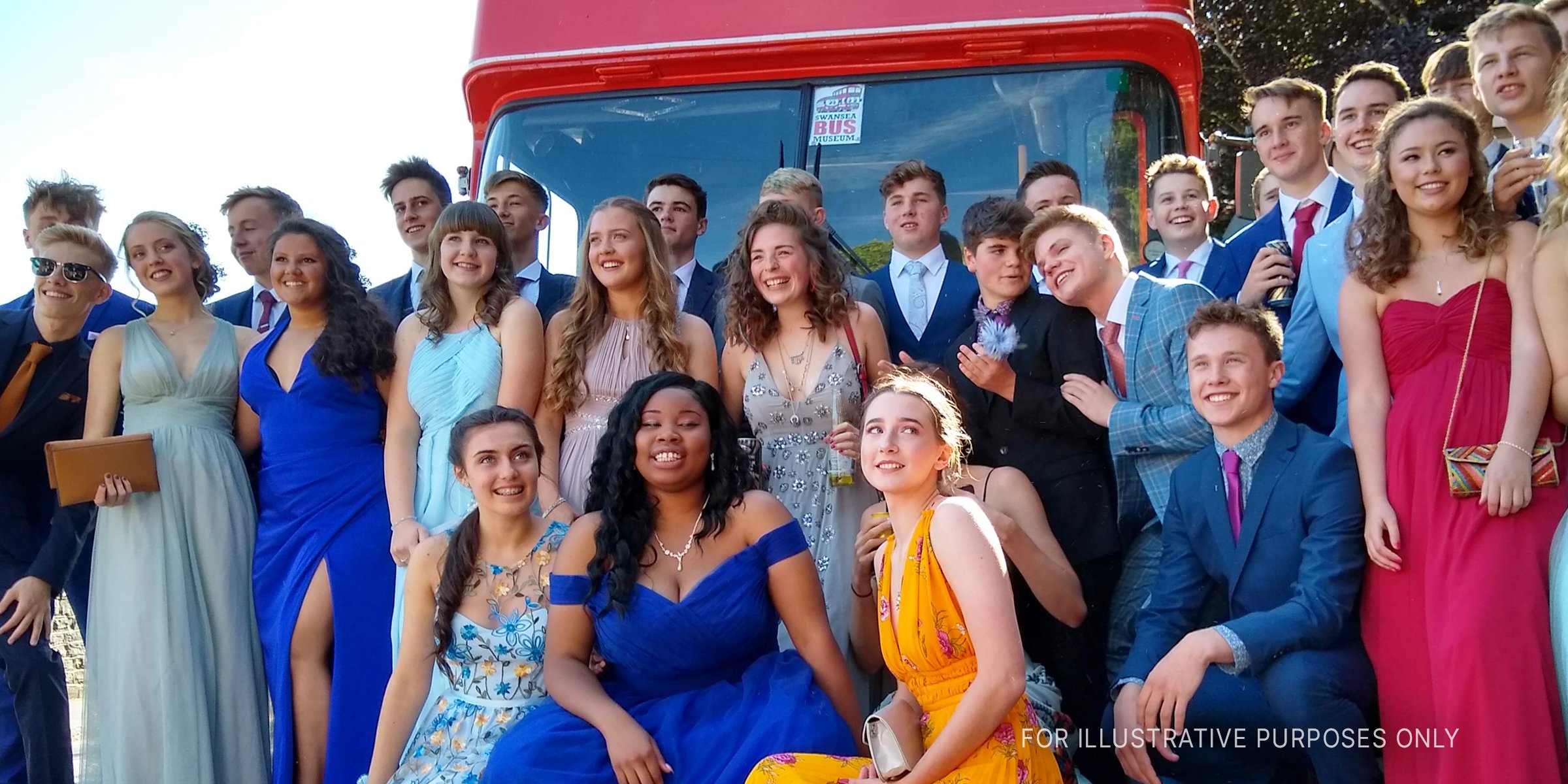 Teens posing for their prom picture. | Source: Flickr / Thomas Guest (CC BY 2.0)