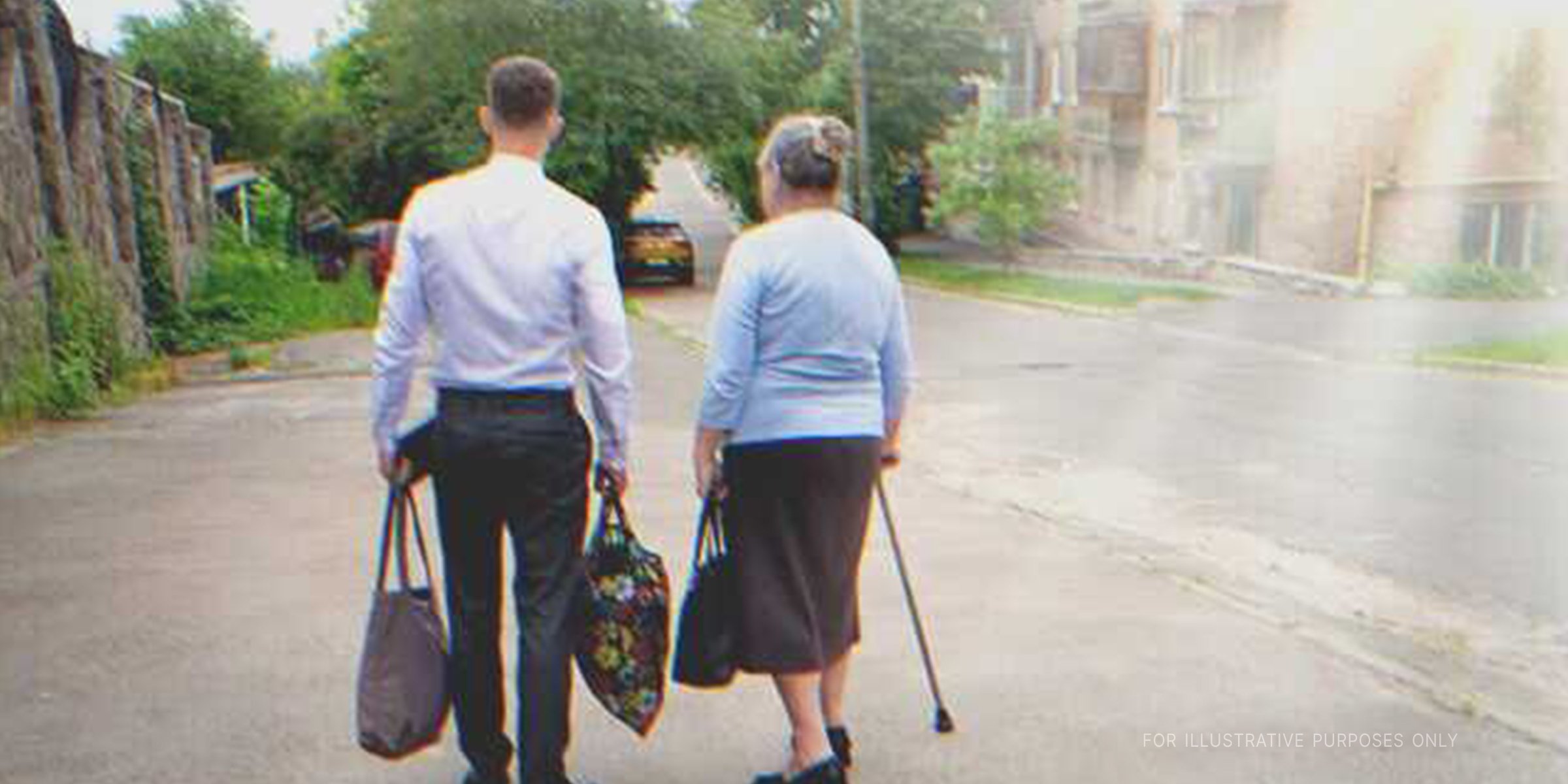 Ein Mann hilft einer alten Dame | Quelle: Shutterstock