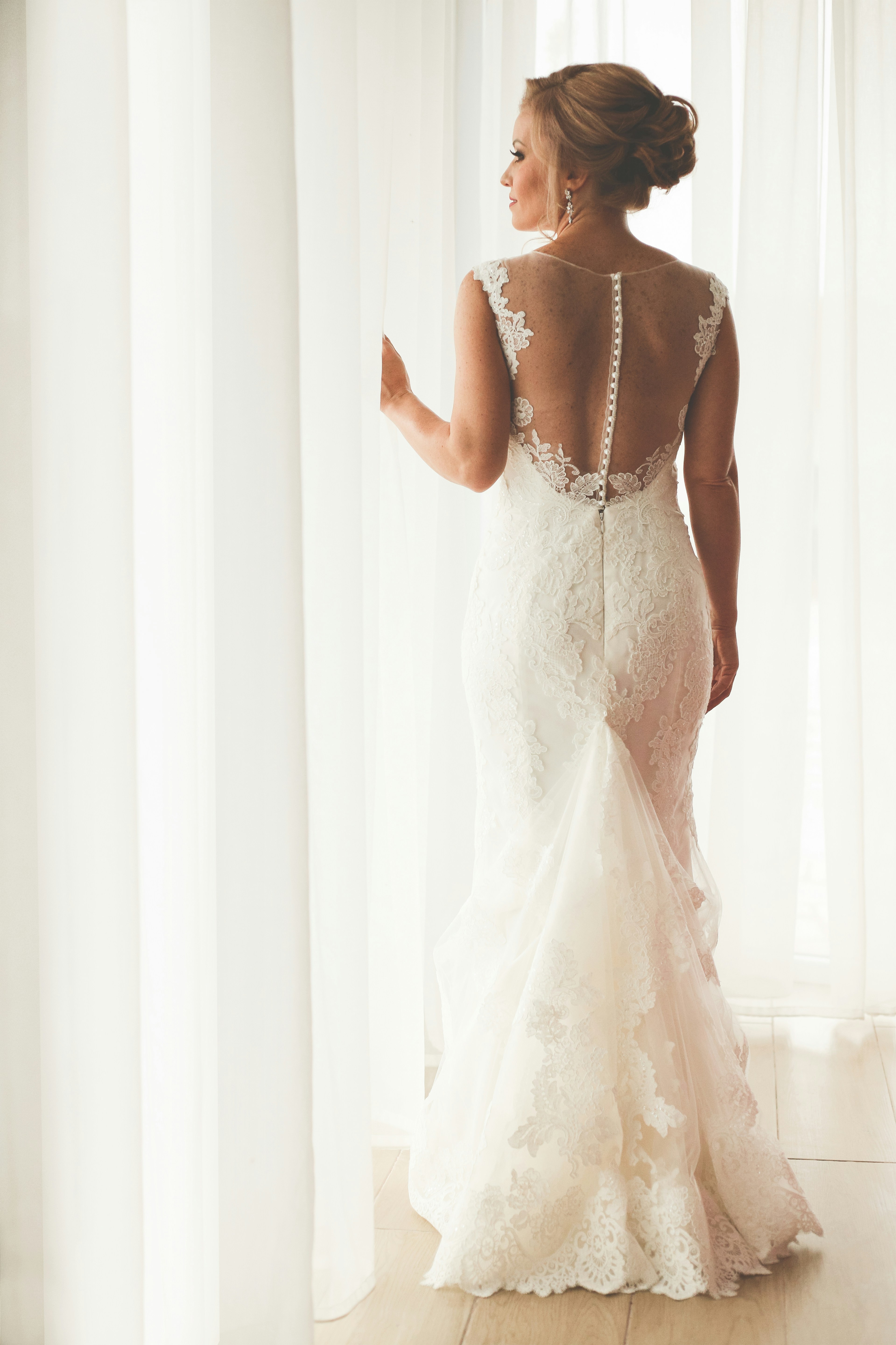 Backshot of a bride | Source: Unsplash